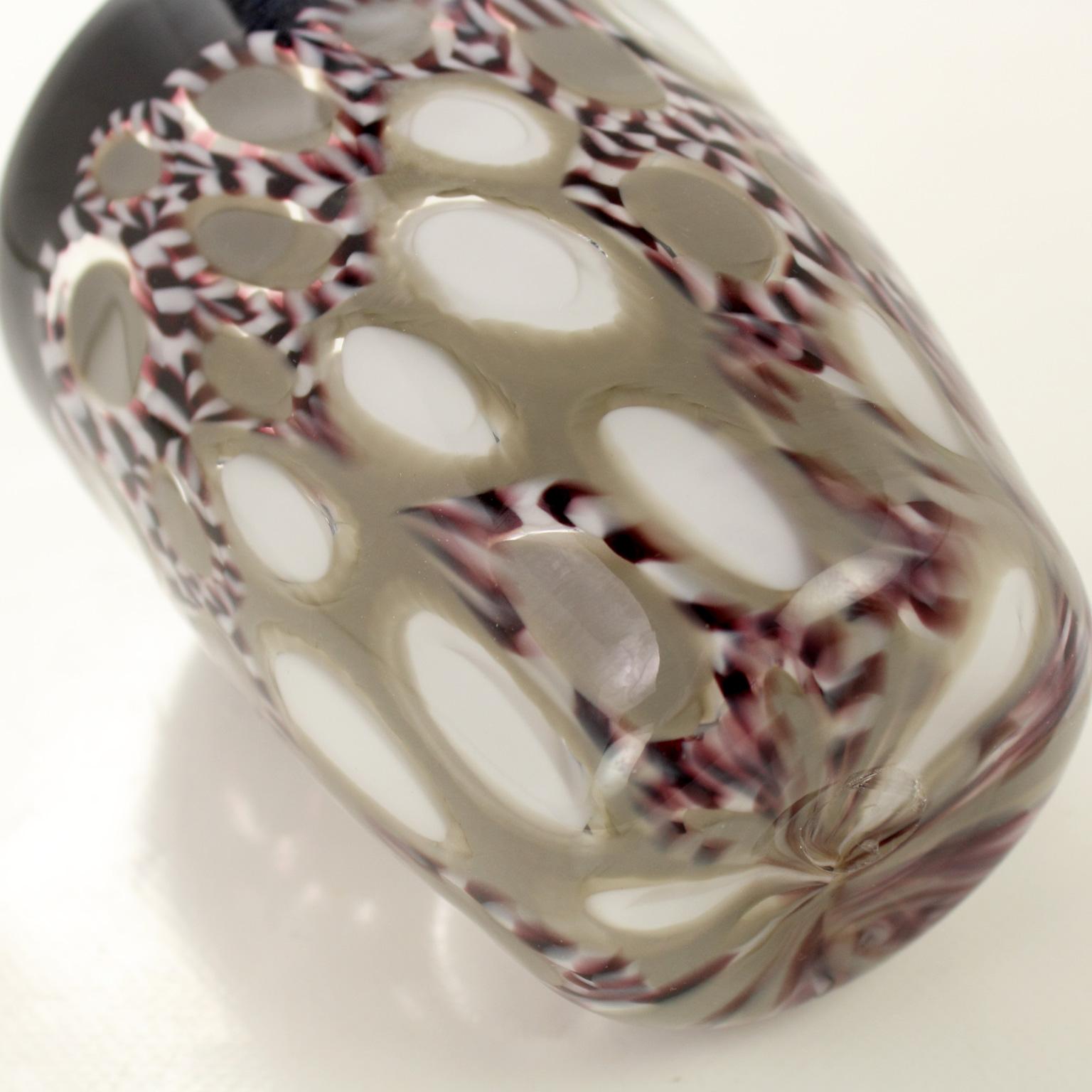 Set von 6 künstlerischen handgefertigten Gläsern aus weißem und schwarzem Muranoglas von Multiforme (Sonstiges) im Angebot