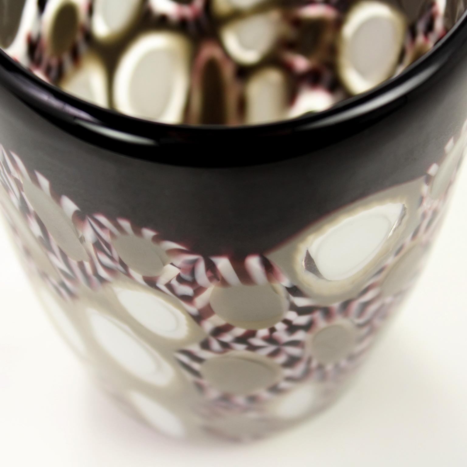 Set von 6 künstlerischen handgefertigten Gläsern aus weißem und schwarzem Muranoglas von Multiforme (Italienisch) im Angebot