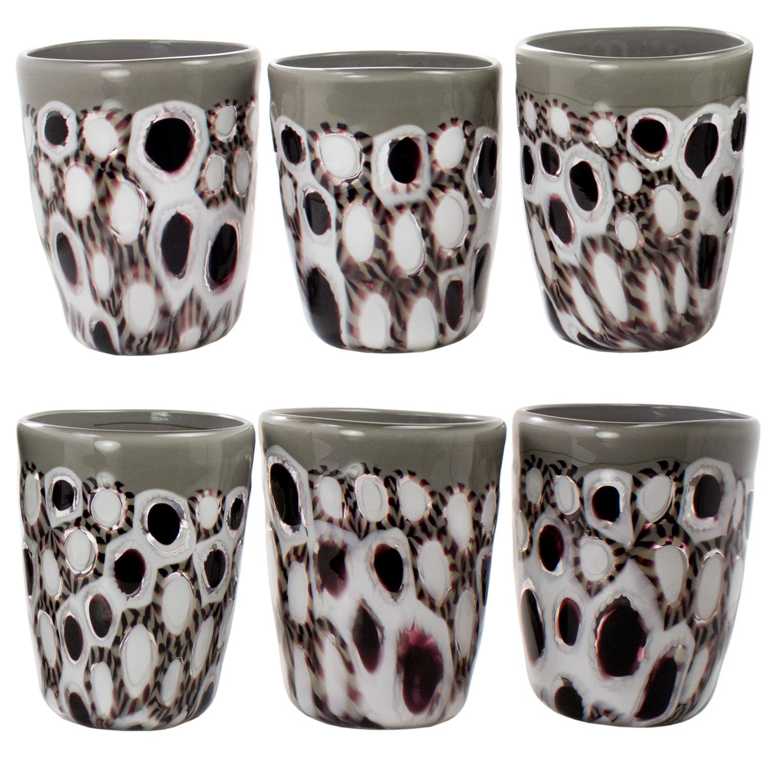 Set von 6 künstlerischen handgefertigten Gläsern aus weißem und schwarzem Muranoglas von Multiforme (21. Jahrhundert und zeitgenössisch) im Angebot