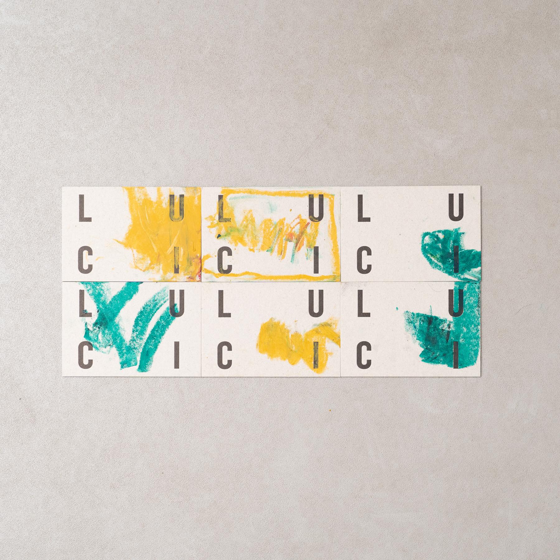 Explorez ce rare ensemble de 6 cartes d'invitation de l'exposition de Luci en 2016 dans notre DADA Gallery. Chaque carte, fabriquée en carton épais de haute qualité, a fait l'objet d'une intervention unique de la part de l'artiste, les transformant