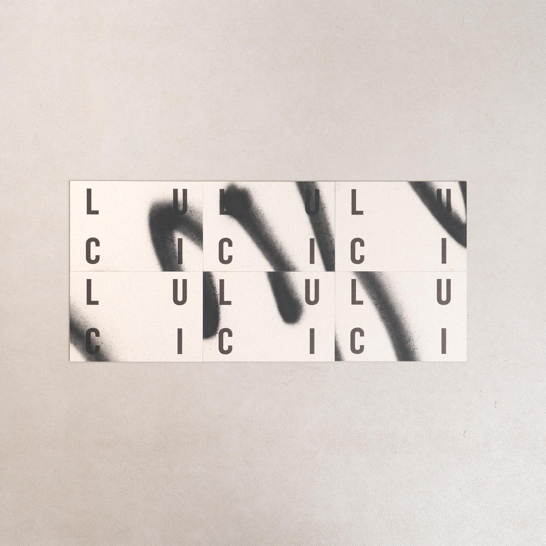 Entdecken Sie dieses seltene Set von 6 Einladungskarten aus Lucis Ausstellung 2016 in unserer DADA Gallery. Jede Karte aus dickem, hochwertigem Karton wurde von der Künstlerin auf einzigartige Weise bearbeitet und in ein fesselndes individuelles