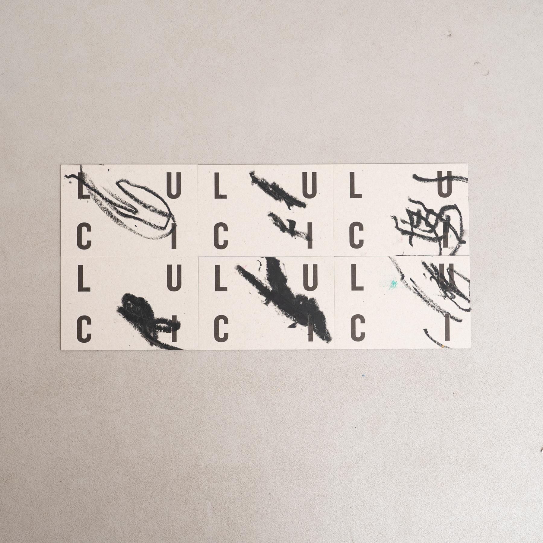 Entdecken Sie dieses seltene Set von 6 Einladungskarten aus Lucis Ausstellung 2016 in unserer DADA Gallery. Jede Karte aus dickem, hochwertigem Karton wurde von der Künstlerin auf einzigartige Weise bearbeitet und in ein fesselndes individuelles