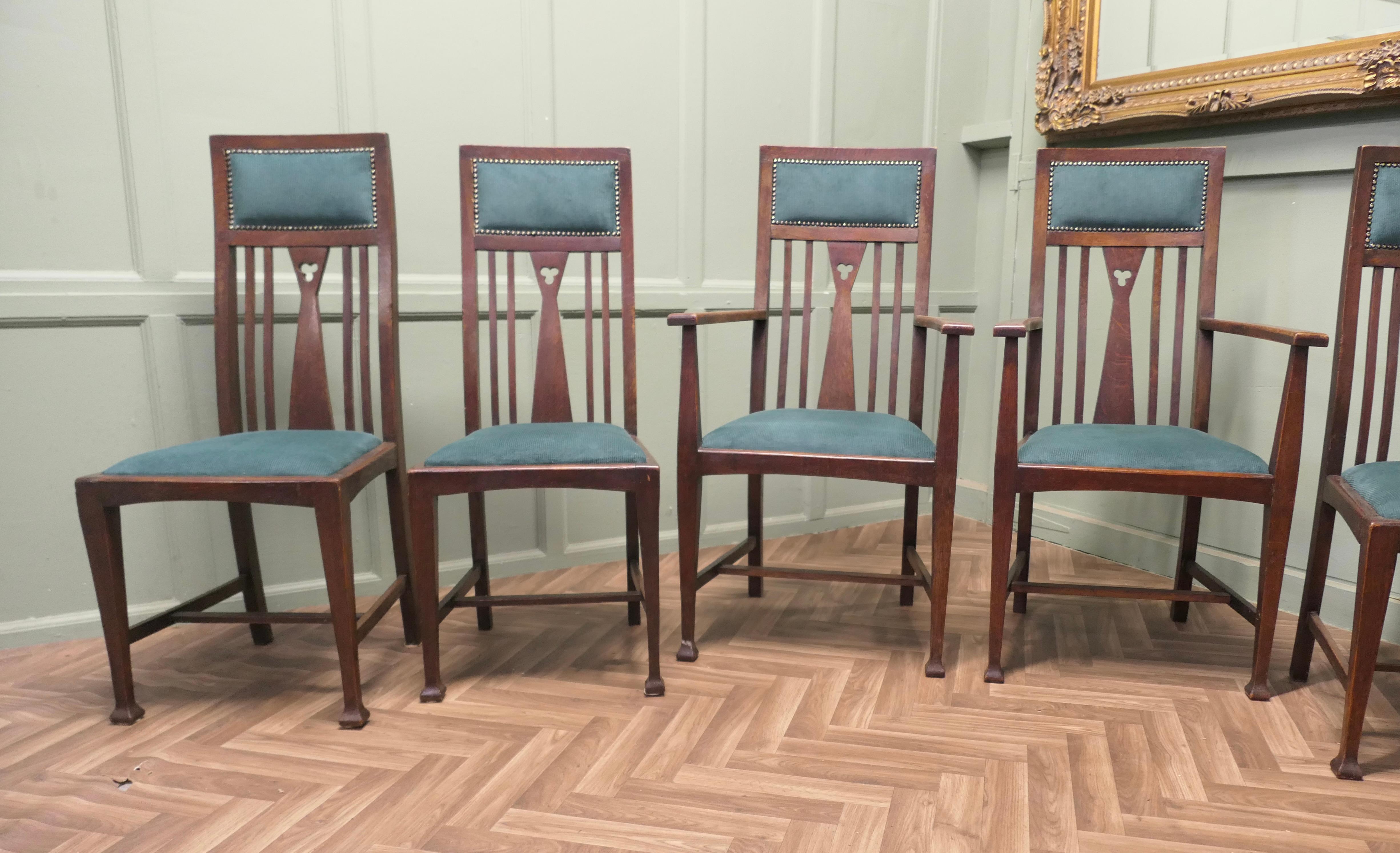 Set of 6 Arts and Crafts Dining Chairs   This is a very handsome set In condizioni buone in vendita a Godshill, Isle of Wight