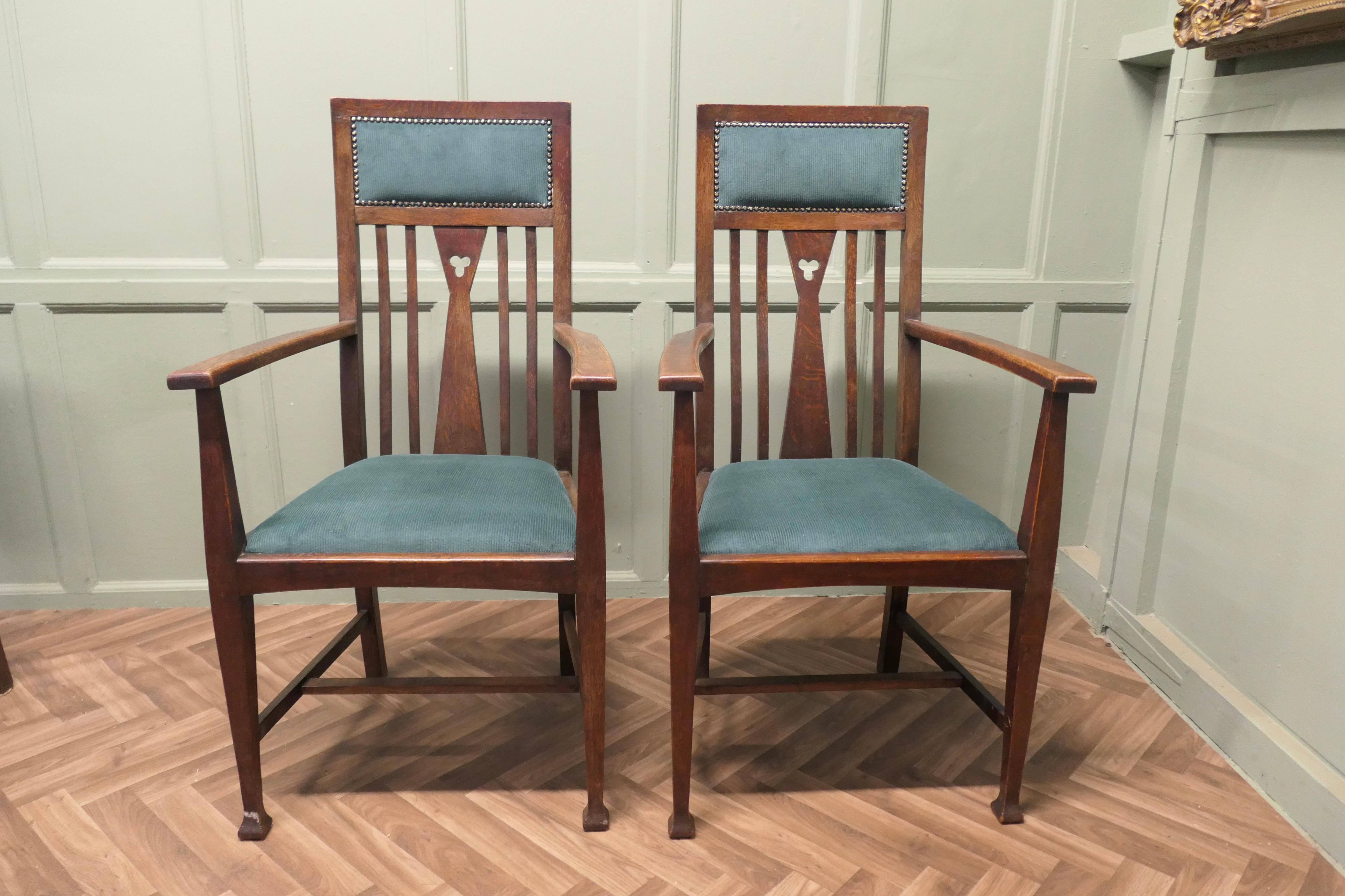 Noce Set of 6 Arts and Crafts Dining Chairs   This is a very handsome set in vendita