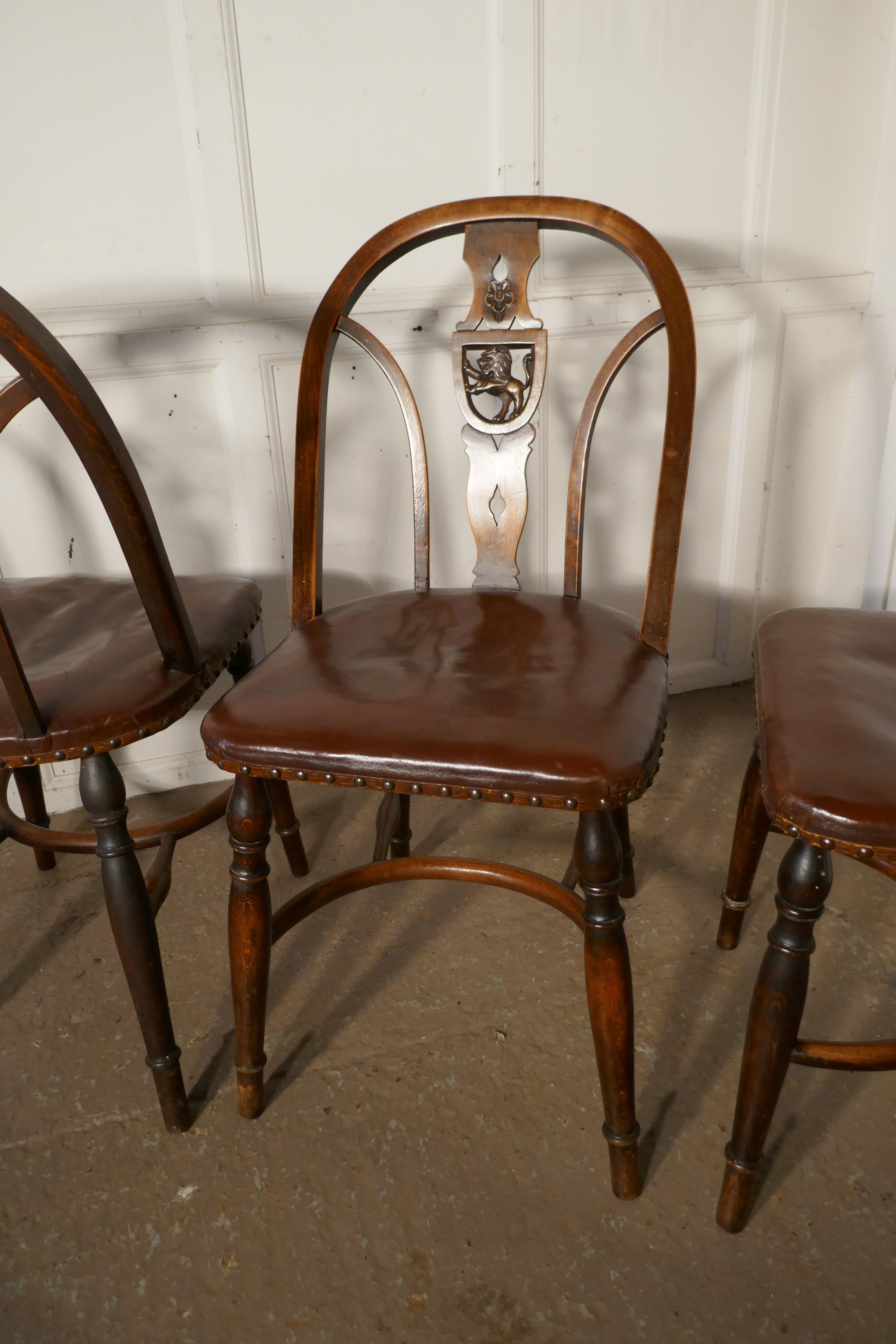 Set of 6 Arts & Crafts Gothic Heraldic Lion Back Windsor Chairs In Good Condition In Chillerton, Isle of Wight