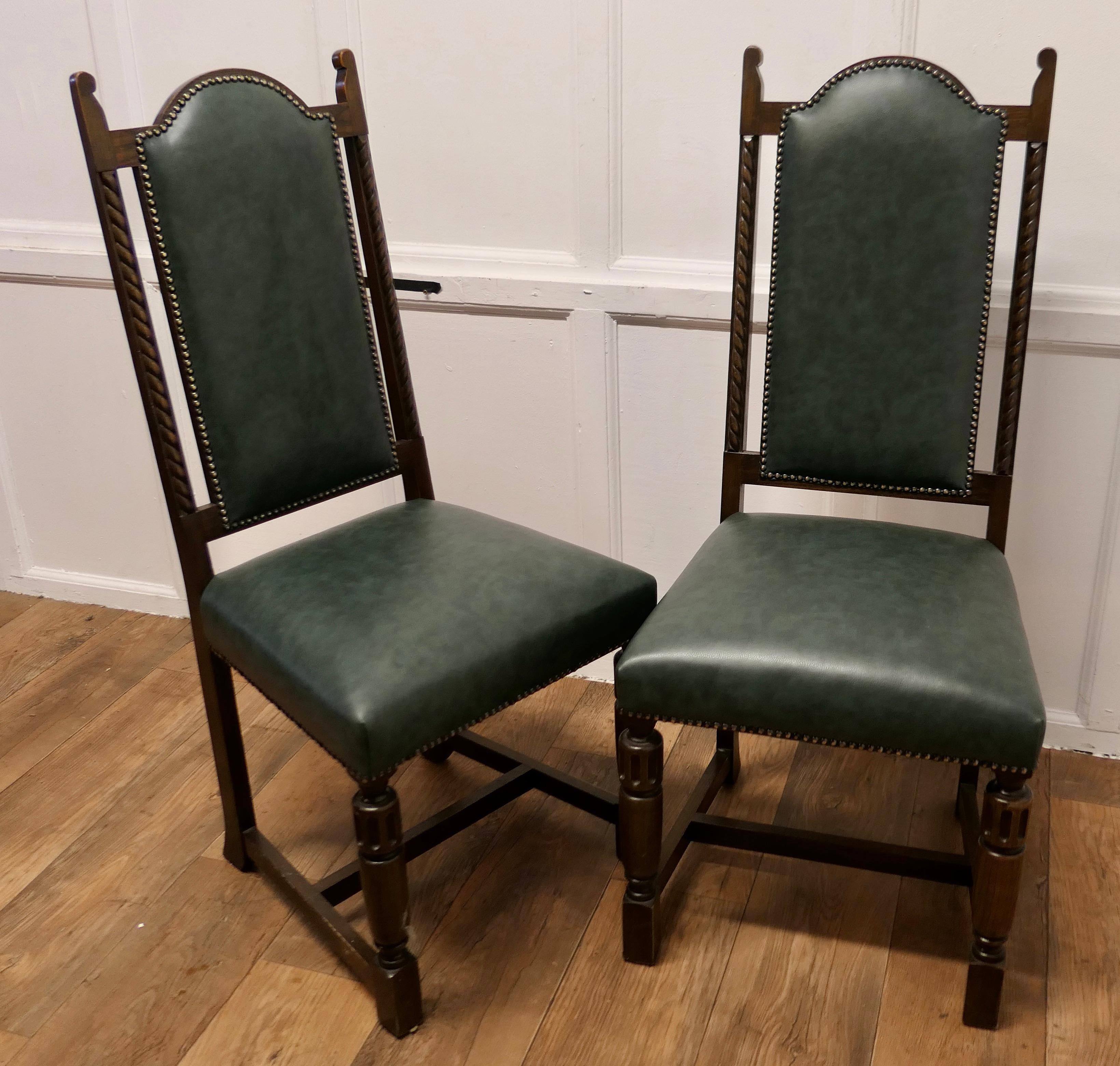 Set of 6 Arts and Crafts Gothic Oak Leather Dining Chairs    In Good Condition In Chillerton, Isle of Wight