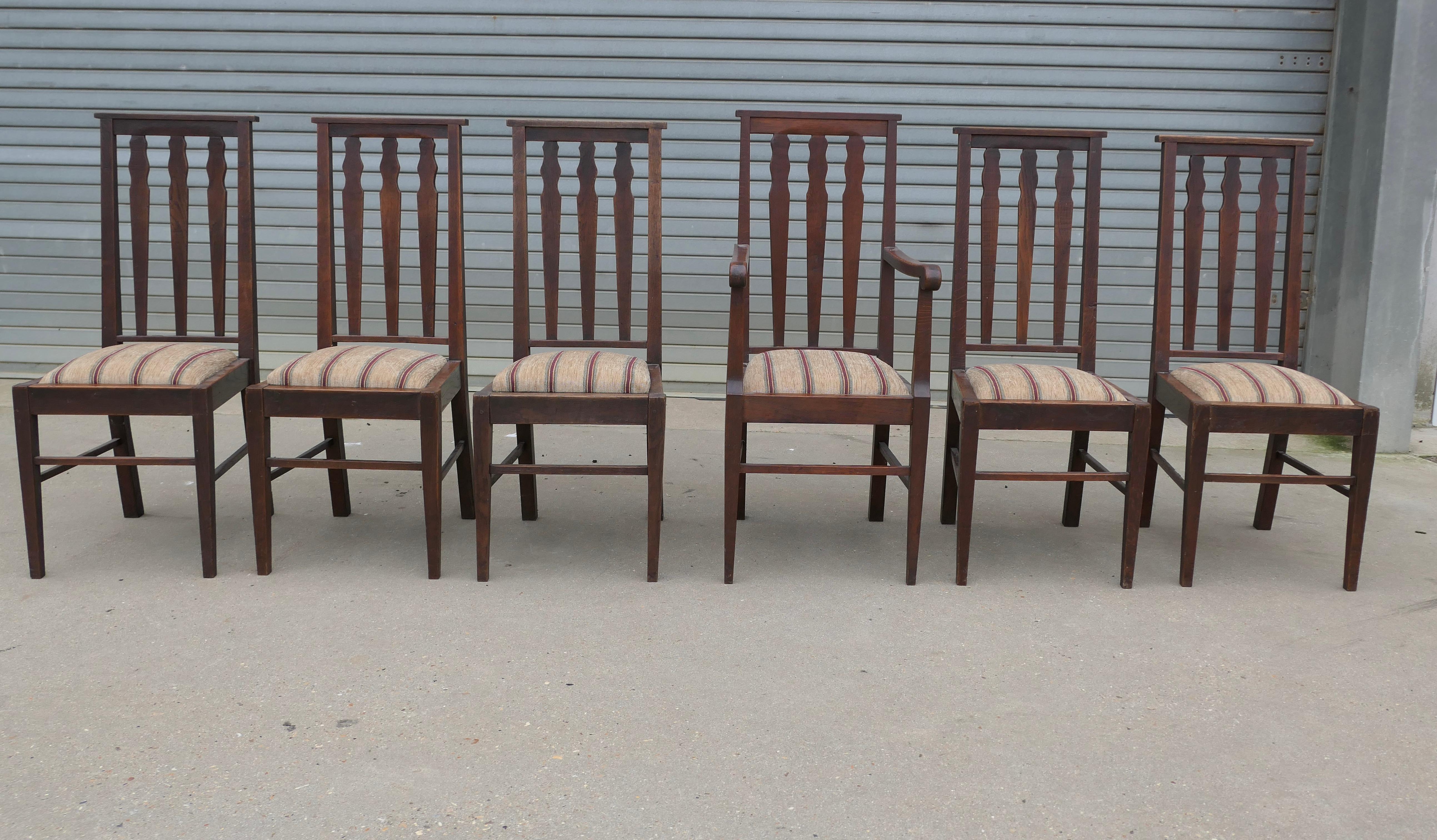 Ensemble de 6 chaises de salle à manger en Oak Arts and Crafts 

Voici un très bel ensemble de chaises en chêne, 5 chaises de salle à manger et une chaise de sculpteur.
Les cadres élégants en chêne ont des pieds carrés et les dossiers ont des lattes