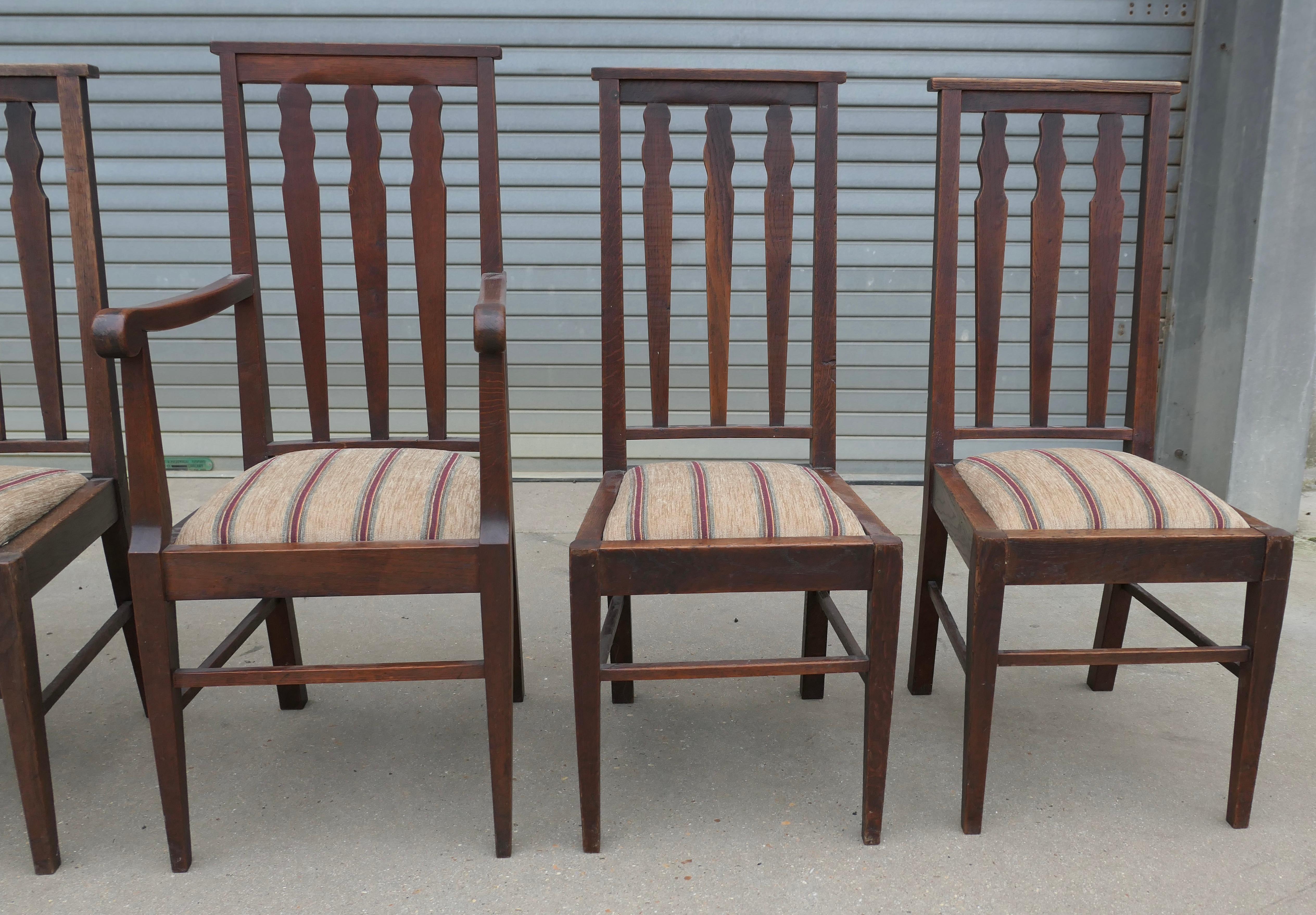 Chêne Ensemble de 6 chaises de salle à manger en Oak Arts and Crafts   Il s'agit d'un très bel ensemble en vente