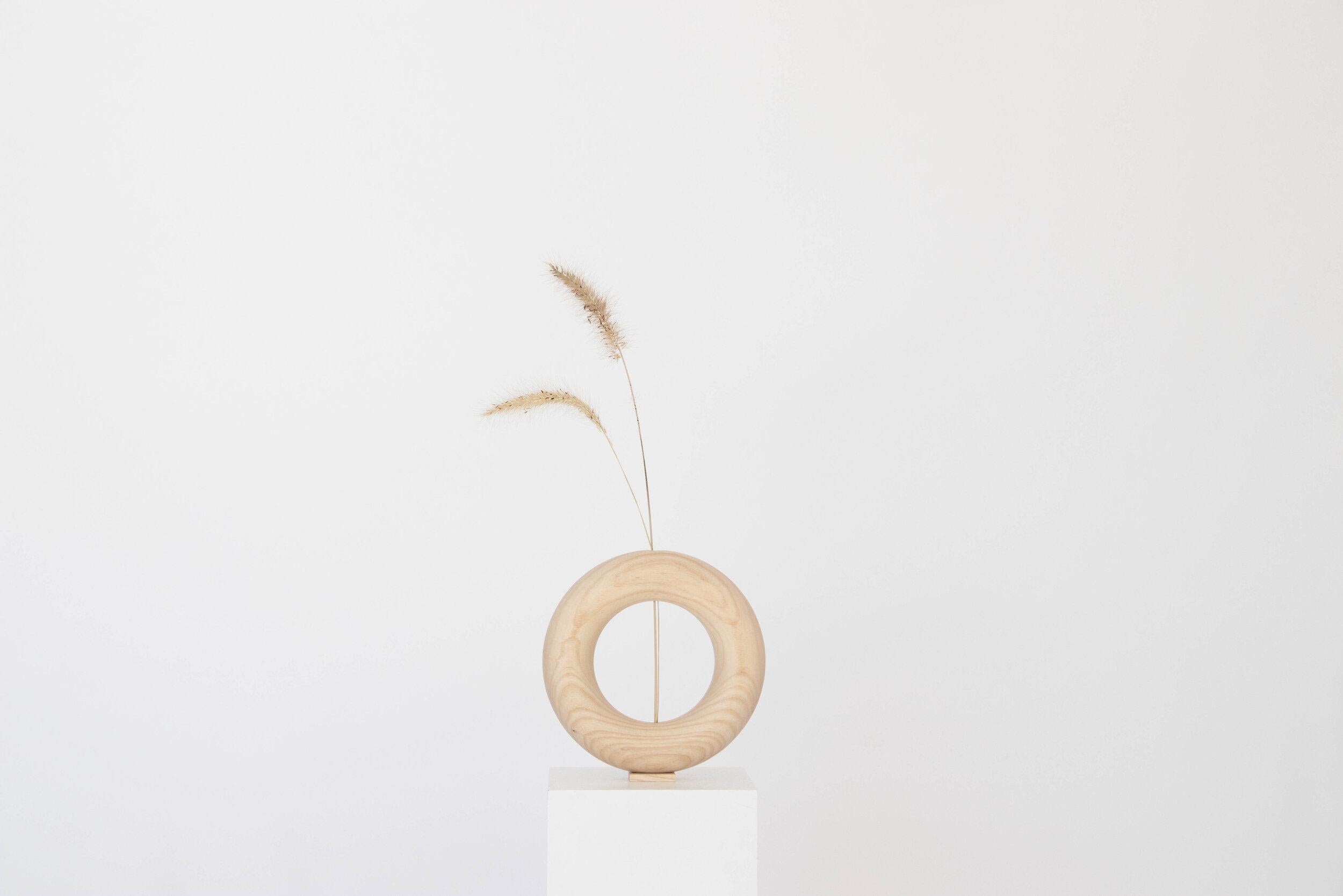 Ensemble de 6 vases à vide en bois de frêne par Valeria Vasi
Fabriqué à la main à Barcelone, 2021
MATERIAL : bois de frêne
Dimensions : 22 x 5 cm

Un vase sculptural entièrement fabriqué en Catalogne par un habile artisan local à partir d'un seul