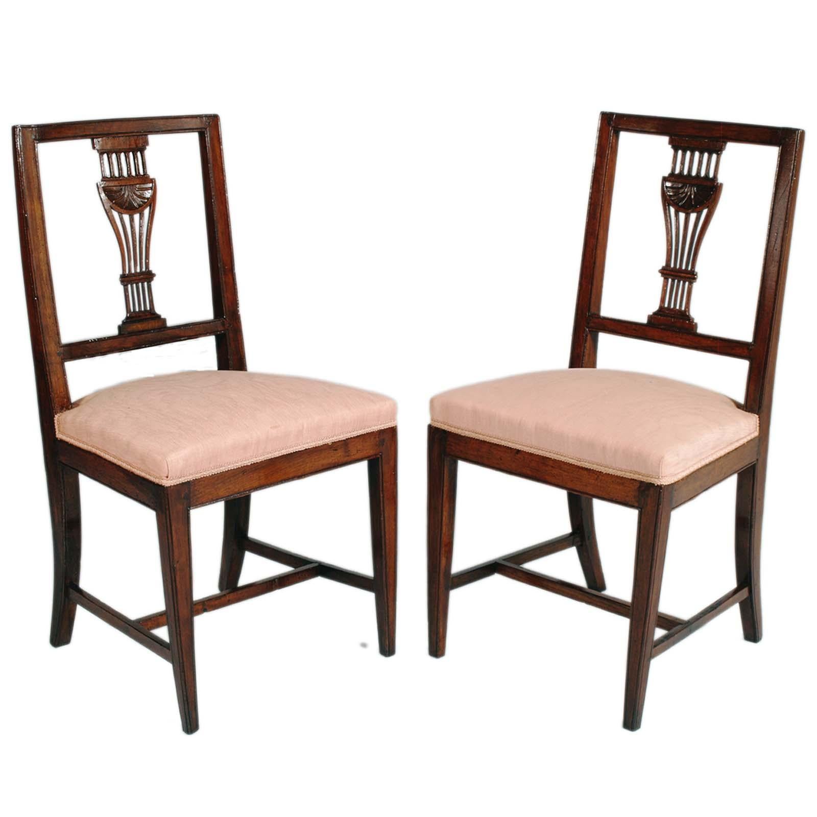Ensemble de 6 chaises Biedermeier Asolane de la seconde moitié du 19ème siècle en noyer avec dossier en forme de lyre, sculpté à la main. Fixation par clous en bois ; assise à ressorts recouverte de tissu rose ancien en bon état. 
Design/One