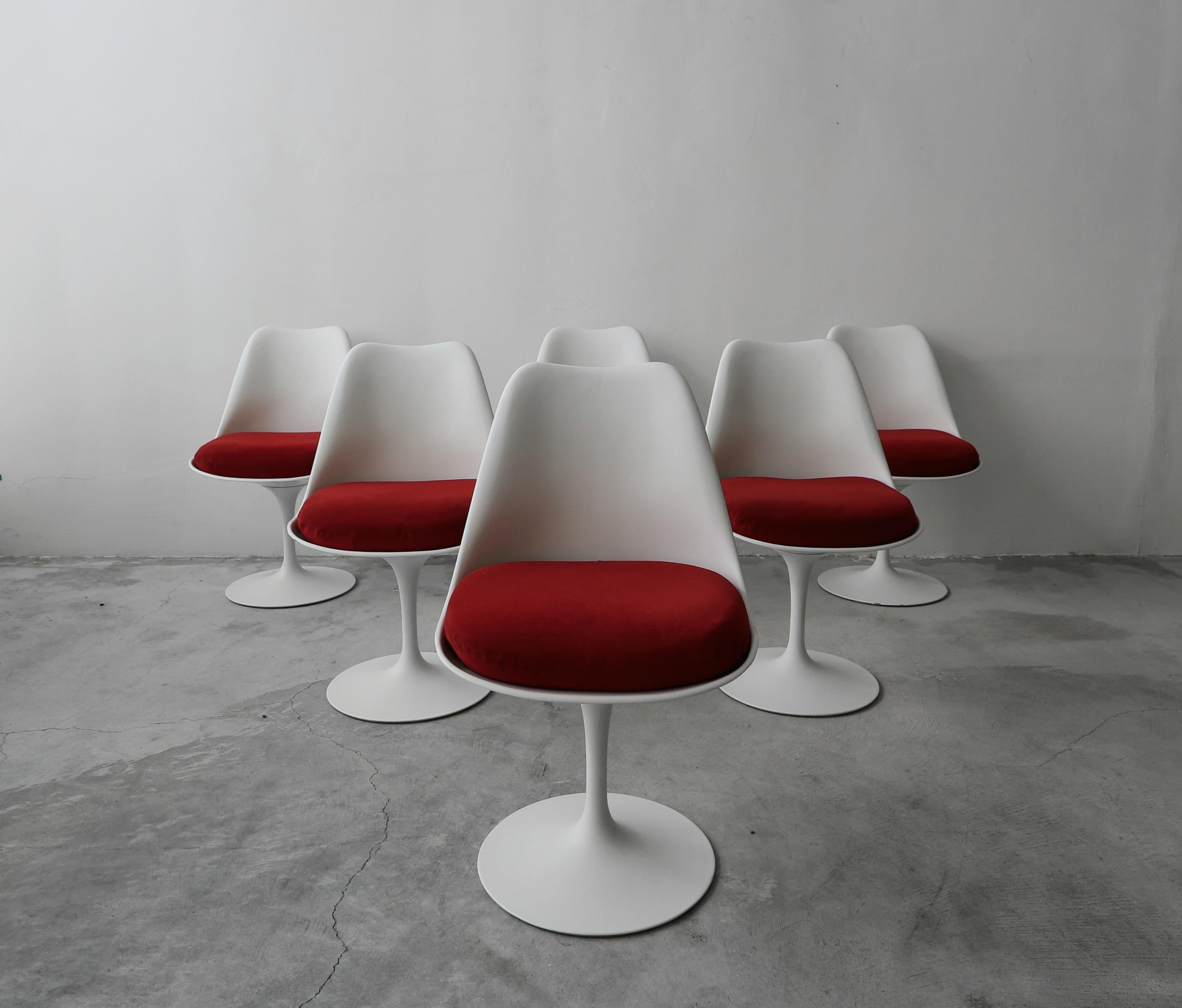 Set of 6, authentic midcentury Tulip chairs designed by Eero Saarinen for Knoll. The label with the 320 Park address dates it to 1961-1969.

Chairs are in overeall great condition for their age. We have left them as found, I highlighted the most