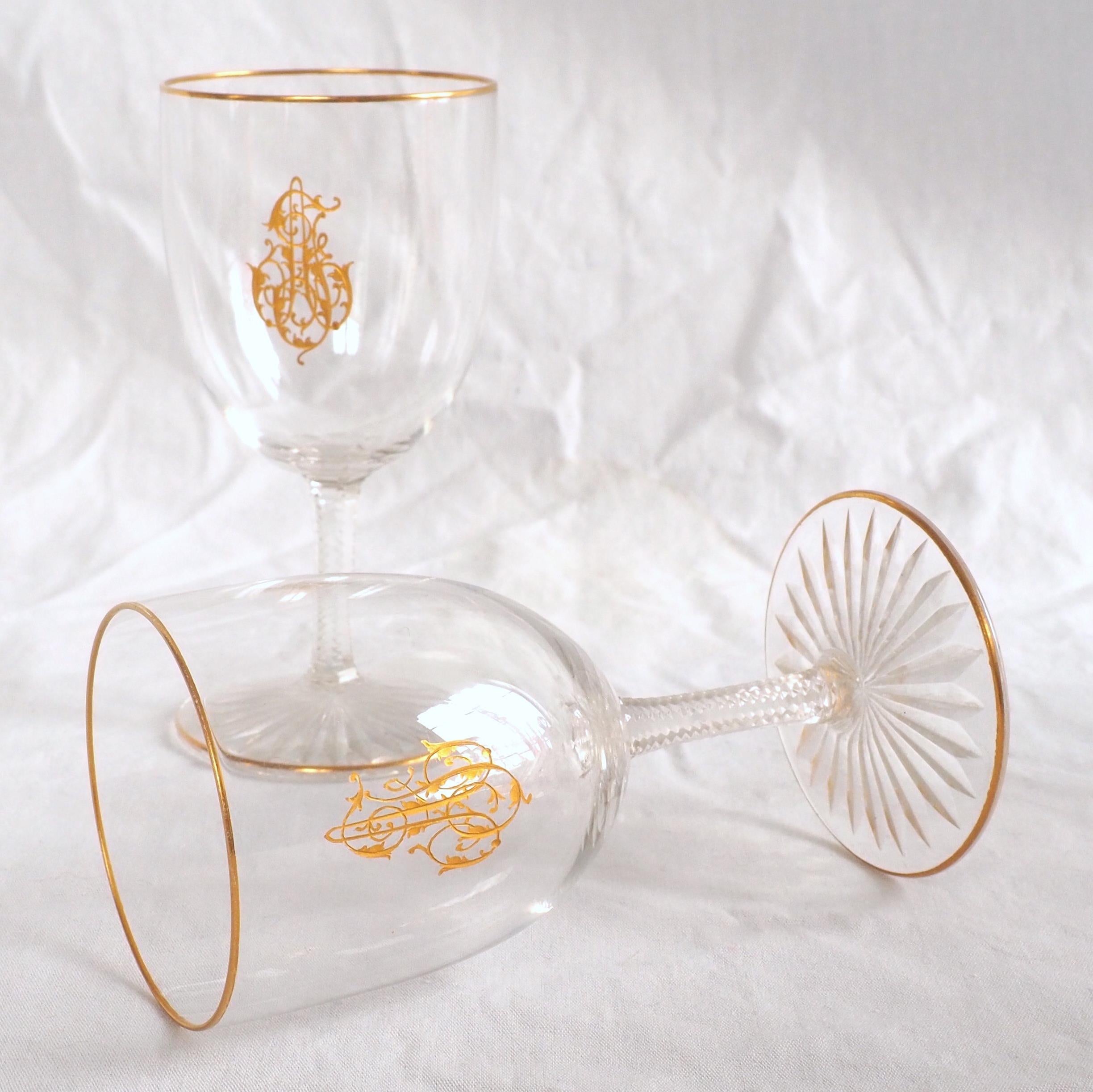 Early 20th Century Set of 6 Baccarat crystal liquor glasses enhanced with fine gold forme / shape F