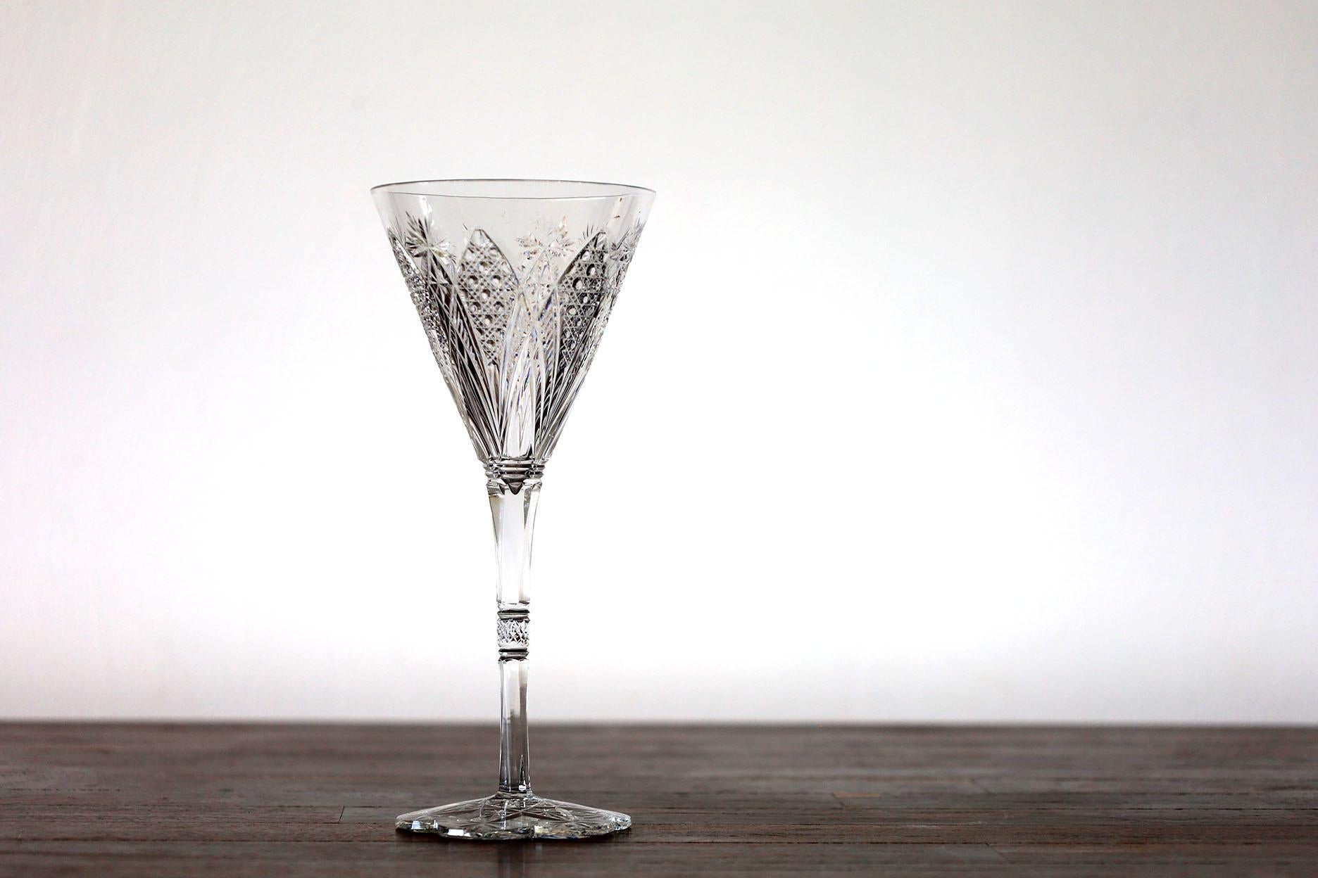 El servicio Elbeuf de Baccarat se introdujo por primera vez en 1908 y se presentó en la Exposición Internacional de Nancy, Francia, en 1909. Encargada especialmente en 1920 por el Maharajá de Baroda. Este juego de 6 copas firmadas por Baccarat son