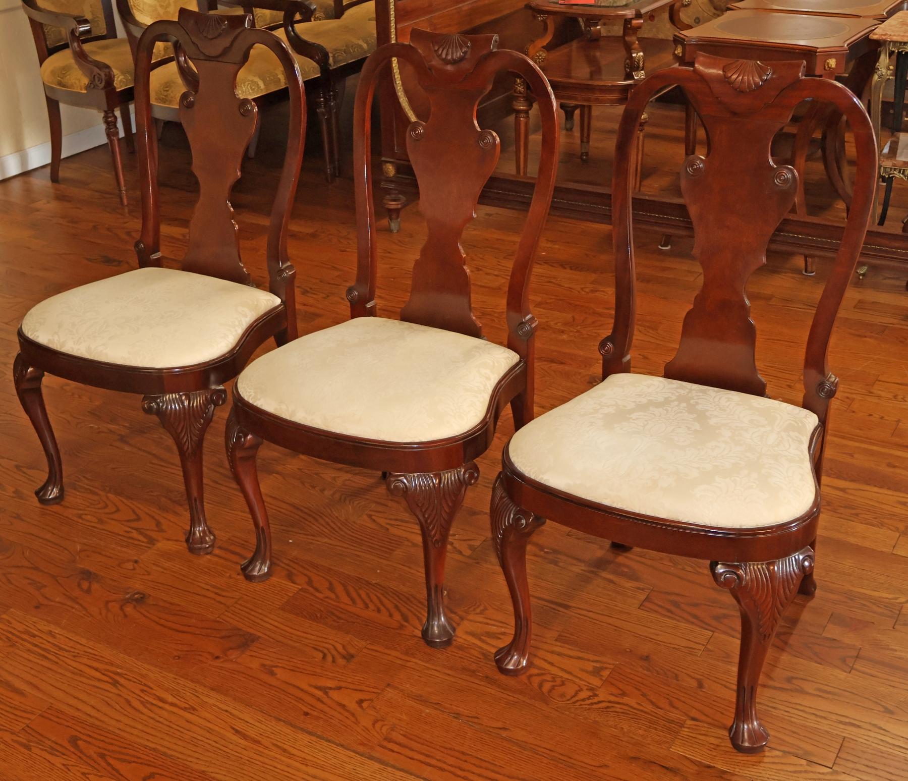 Ensemble de 6 chaises de salle à manger en acajou sculpté et en damas blanc de Baker Furniture Queen Anne en vente 4