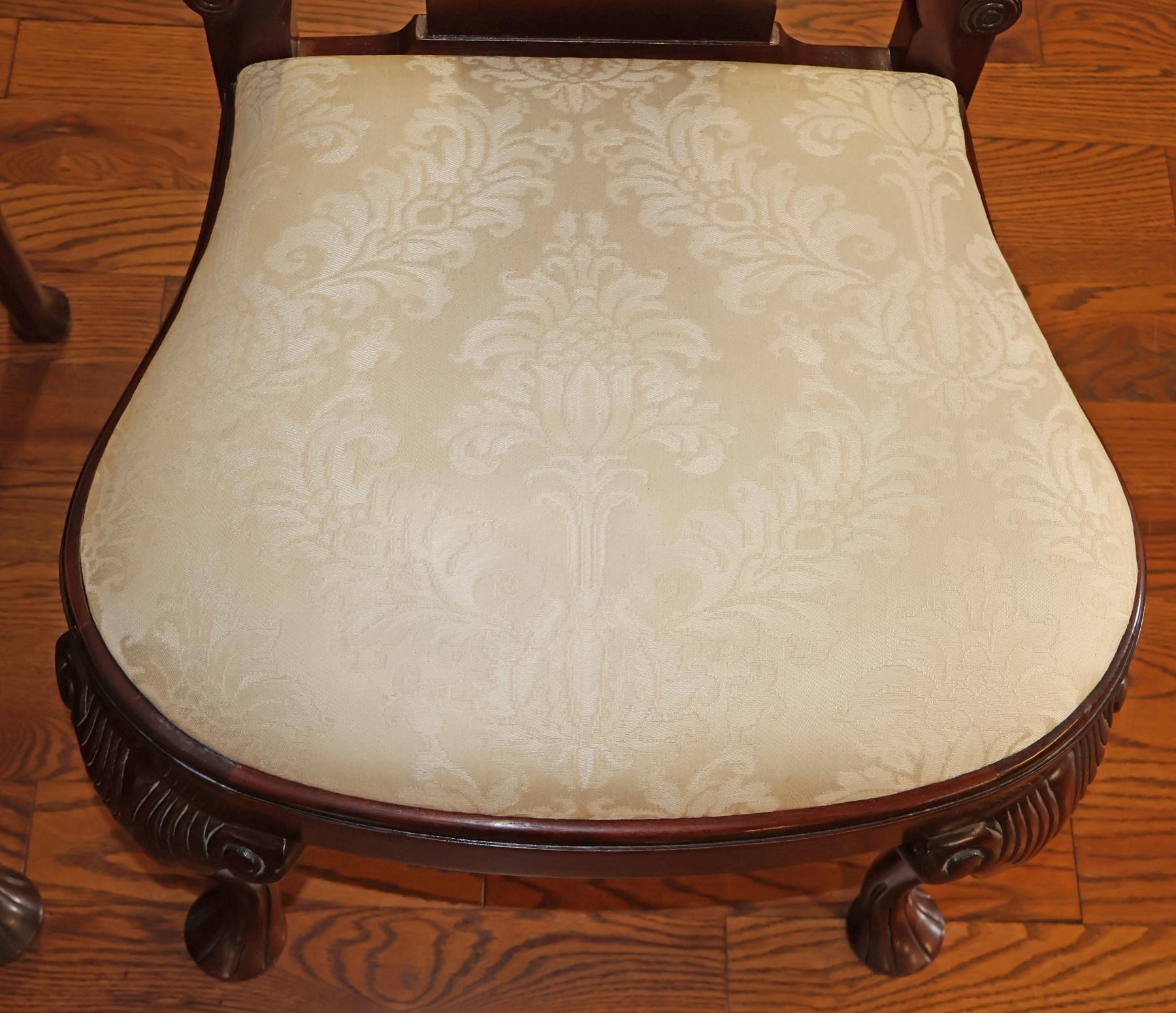 Ensemble de 6 chaises de salle à manger en acajou sculpté et en damas blanc de Baker Furniture Queen Anne en vente 5