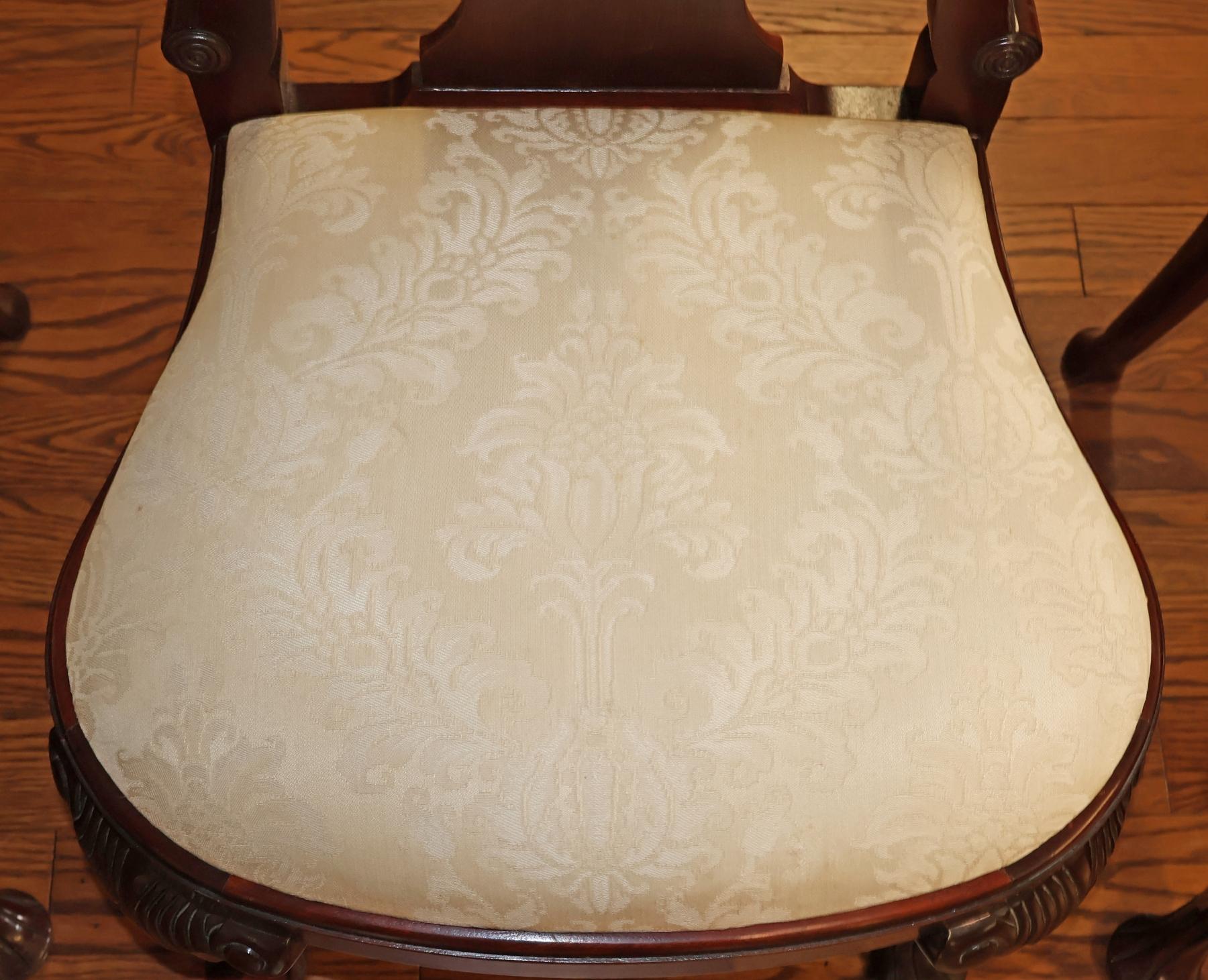 Ensemble de 6 chaises de salle à manger en acajou sculpté et en damas blanc de Baker Furniture Queen Anne en vente 6