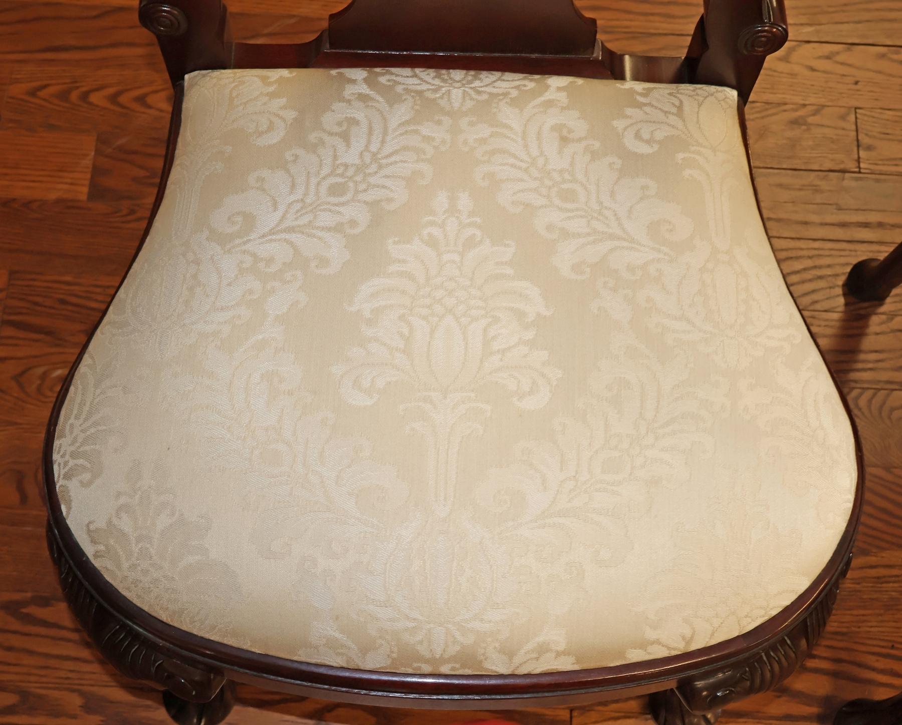 Ensemble de 6 chaises de salle à manger en acajou sculpté et en damas blanc de Baker Furniture Queen Anne en vente 7