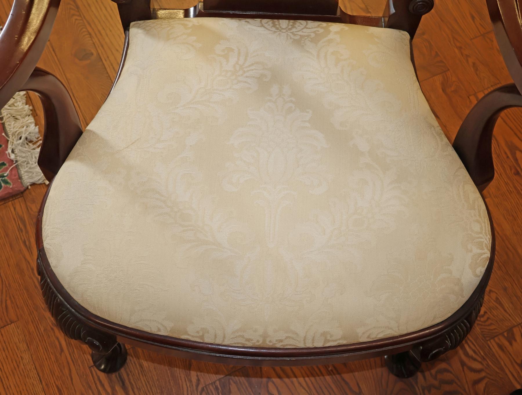 Ensemble de 6 chaises de salle à manger en acajou sculpté et en damas blanc de Baker Furniture Queen Anne en vente 8