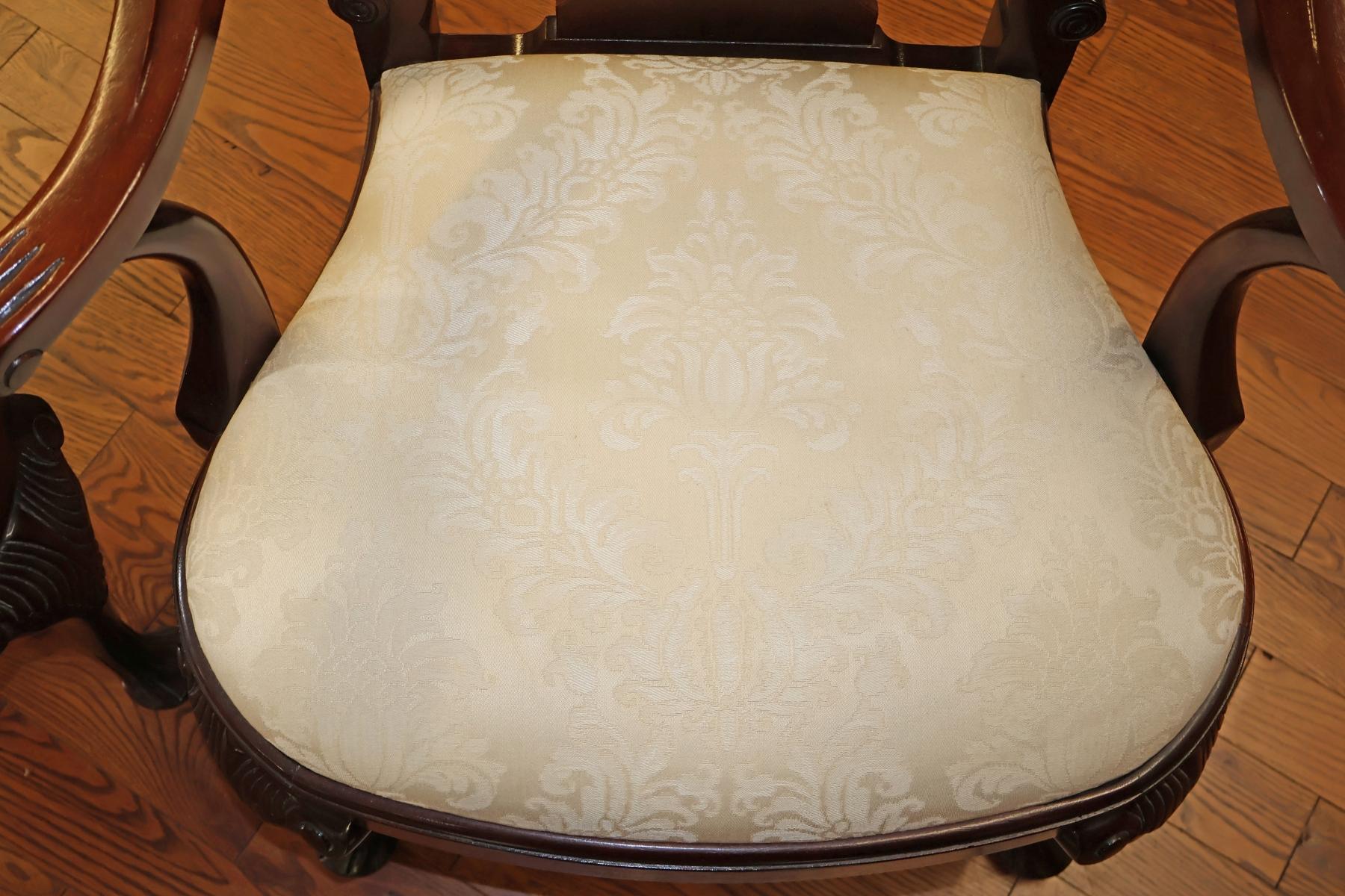 Ensemble de 6 chaises de salle à manger en acajou sculpté et en damas blanc de Baker Furniture Queen Anne en vente 9