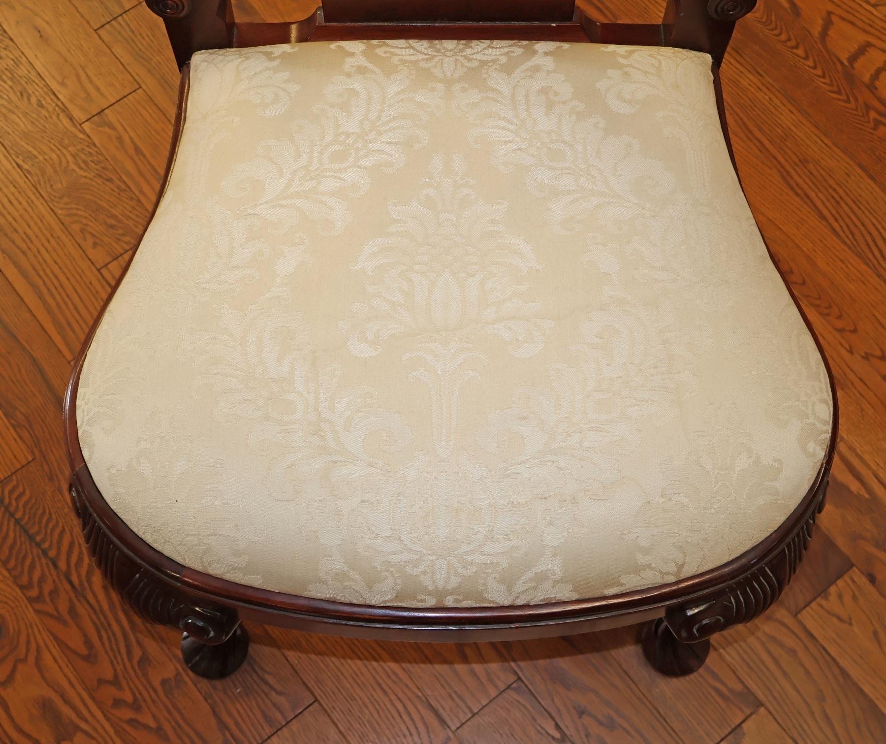 Ensemble de 6 chaises de salle à manger en acajou sculpté et en damas blanc de Baker Furniture Queen Anne en vente 10