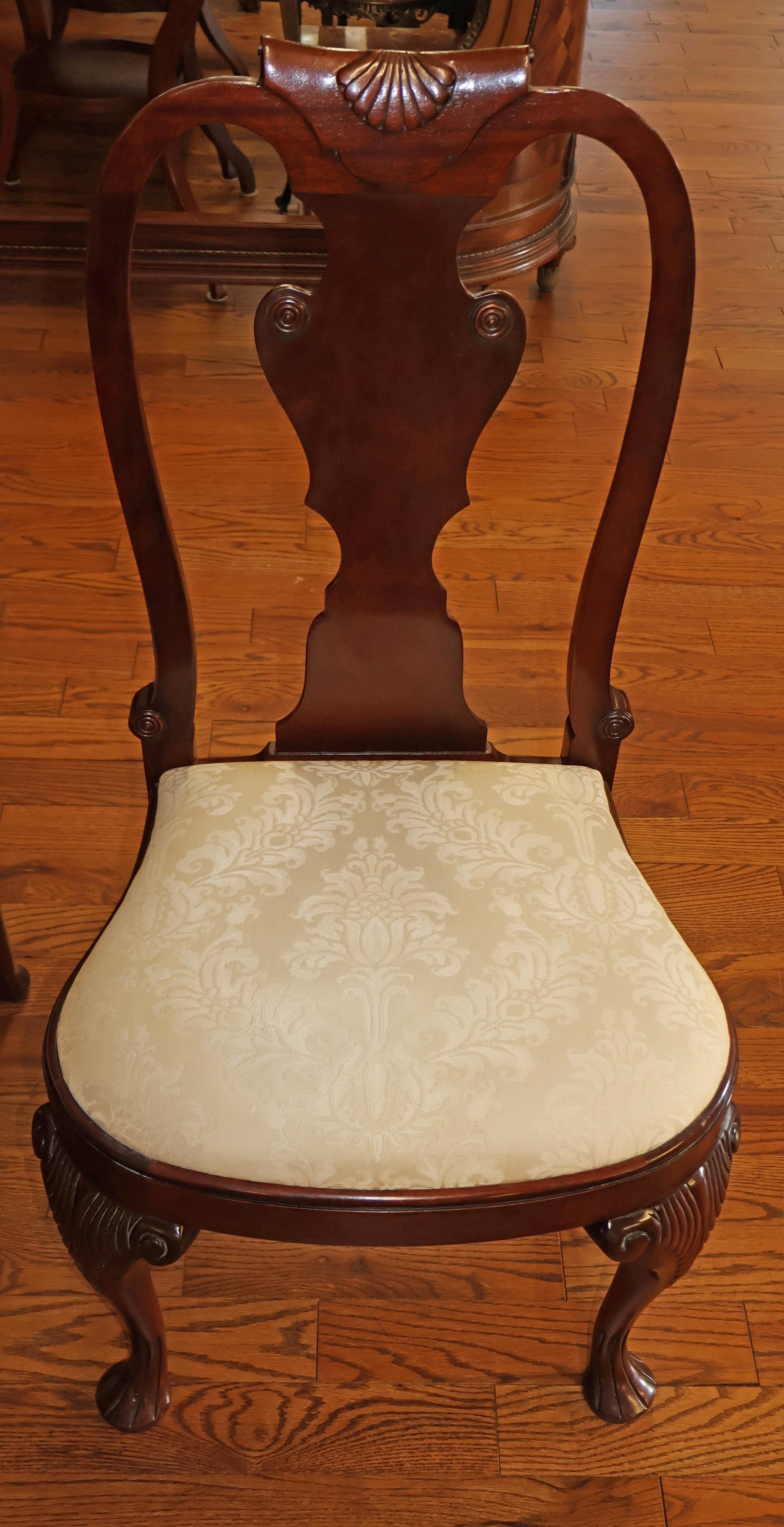 Ensemble de 6 chaises de salle à manger en acajou sculpté et en damas blanc de Baker Furniture Queen Anne en vente 11