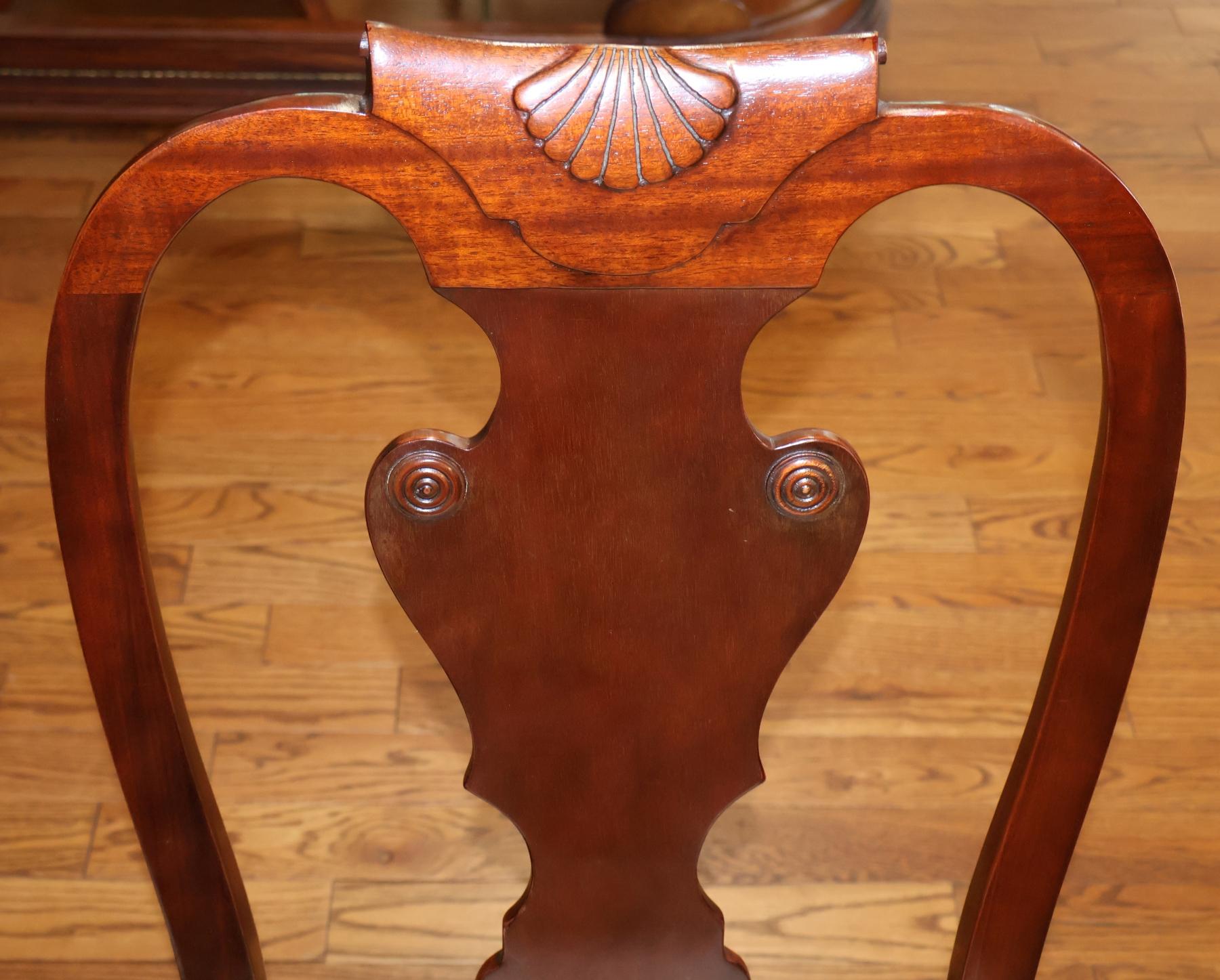 Ensemble de 6 chaises de salle à manger en acajou sculpté et en damas blanc de Baker Furniture Queen Anne en vente 12