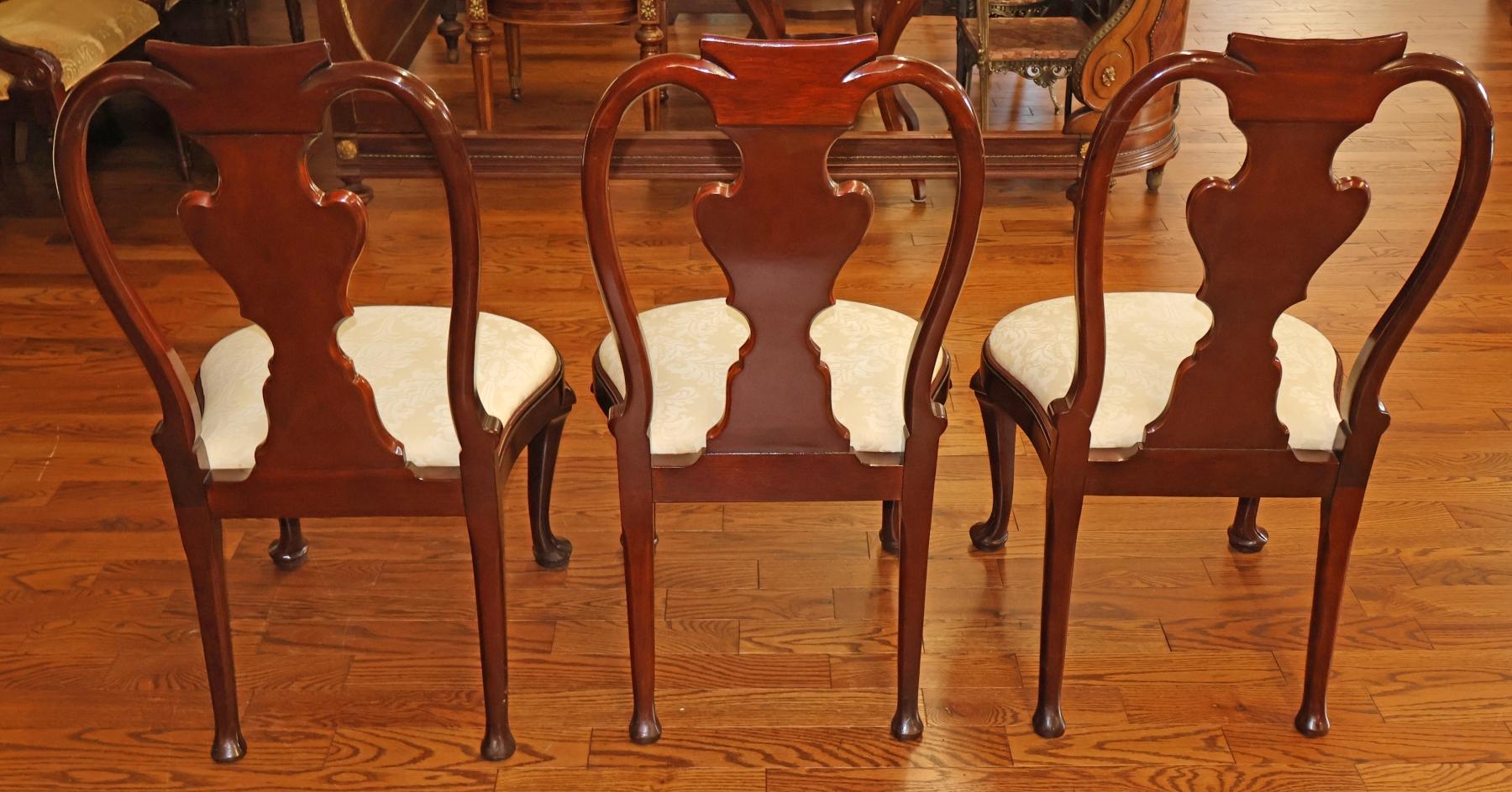 Ensemble de 6 chaises de salle à manger en acajou sculpté et en damas blanc de Baker Furniture Queen Anne en vente 14