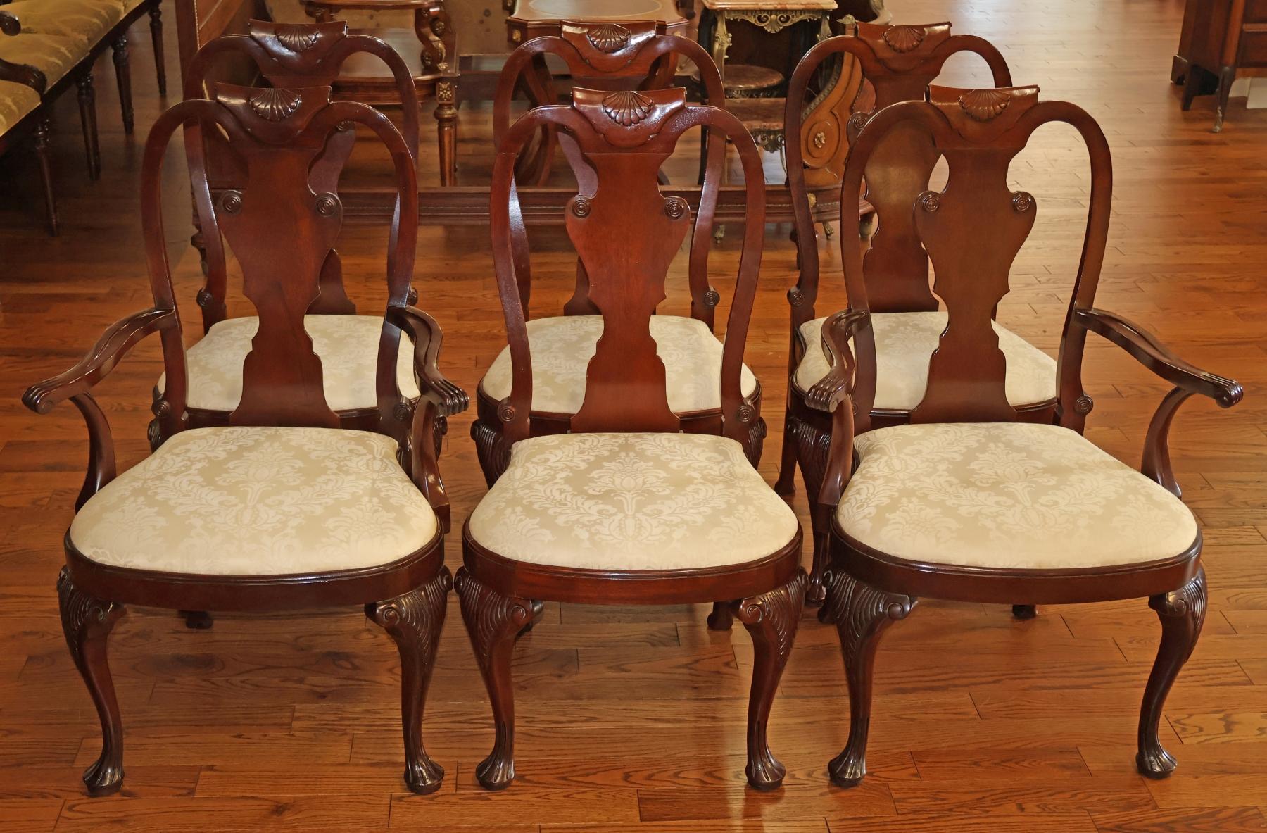 Américain Ensemble de 6 chaises de salle à manger en acajou sculpté et en damas blanc de Baker Furniture Queen Anne en vente
