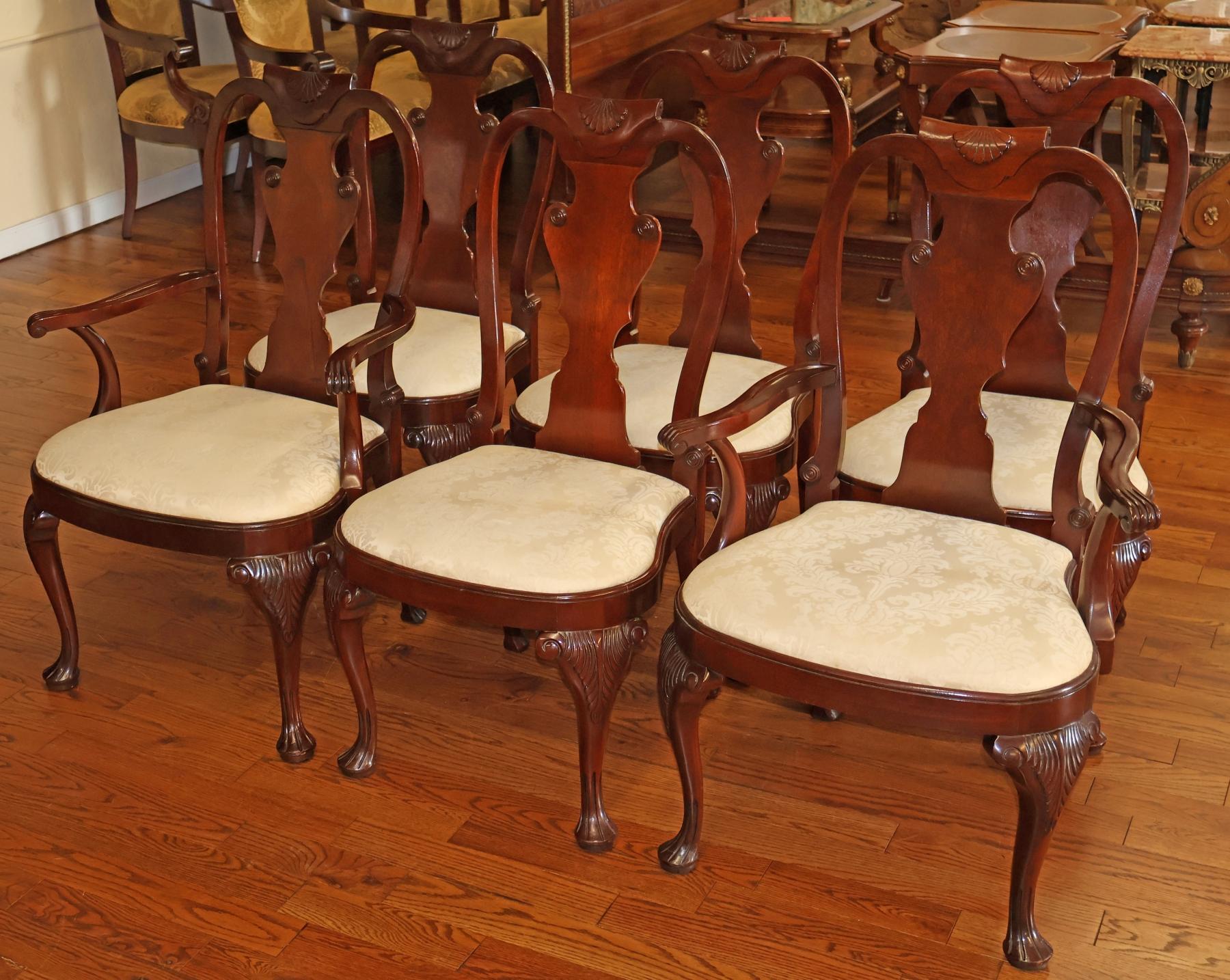 Ensemble de 6 chaises de salle à manger en acajou sculpté et en damas blanc de Baker Furniture Queen Anne Bon état - En vente à Long Branch, NJ