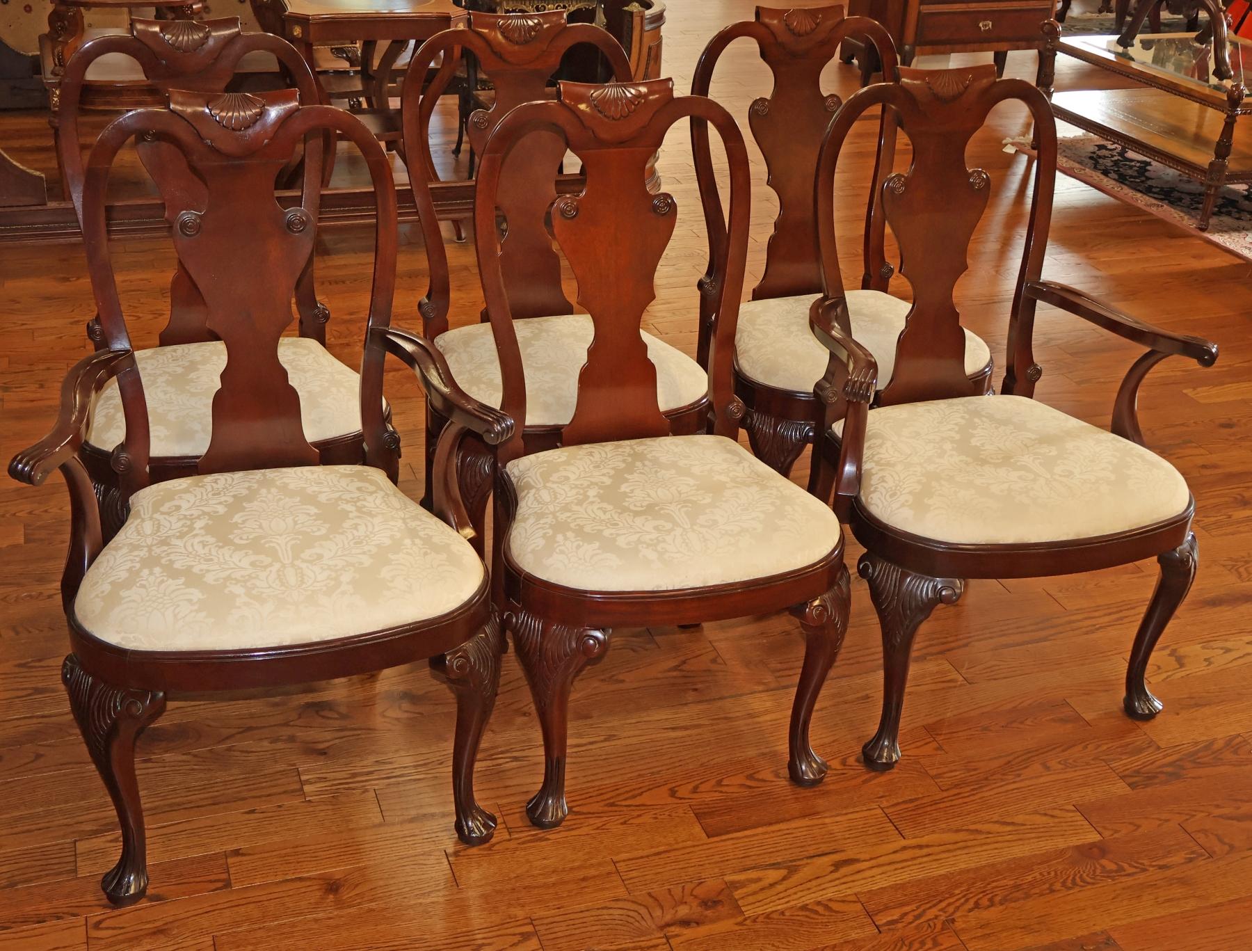 Fin du 20e siècle Ensemble de 6 chaises de salle à manger en acajou sculpté et en damas blanc de Baker Furniture Queen Anne en vente