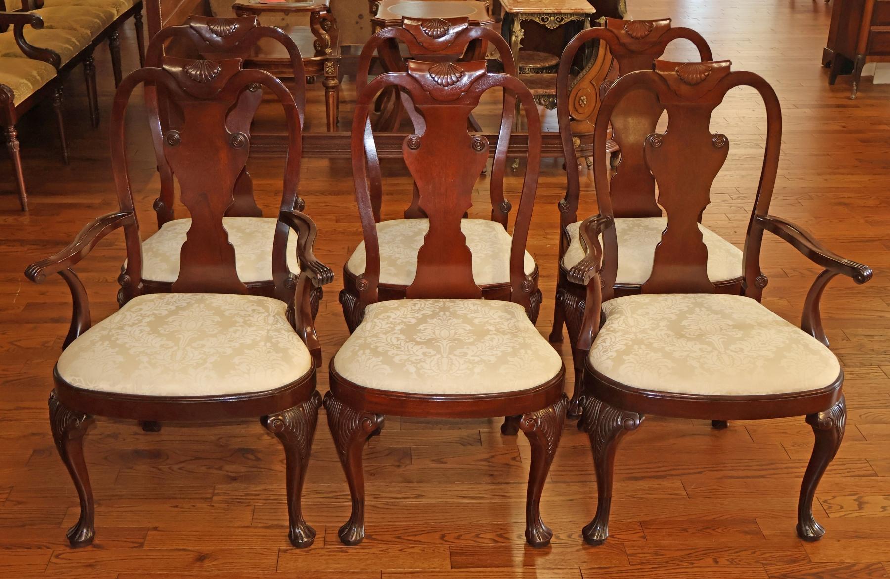 Acajou Ensemble de 6 chaises de salle à manger en acajou sculpté et en damas blanc de Baker Furniture Queen Anne en vente