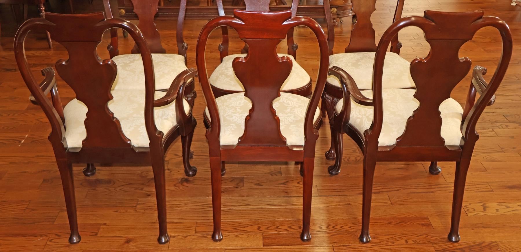 Ensemble de 6 chaises de salle à manger en acajou sculpté et en damas blanc de Baker Furniture Queen Anne en vente 1