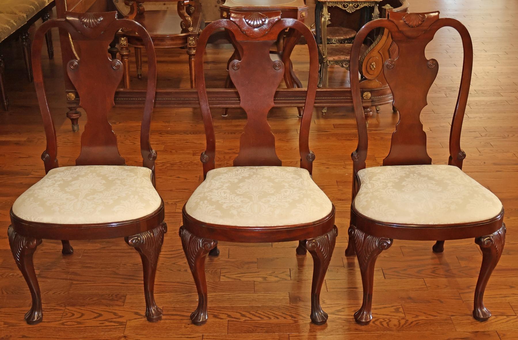 Ensemble de 6 chaises de salle à manger en acajou sculpté et en damas blanc de Baker Furniture Queen Anne en vente 2