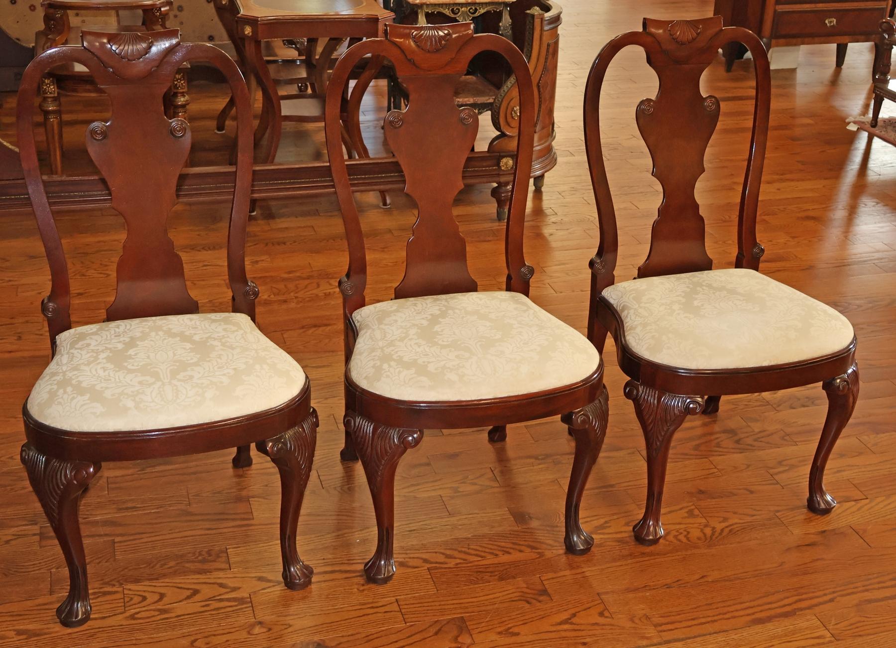Ensemble de 6 chaises de salle à manger en acajou sculpté et en damas blanc de Baker Furniture Queen Anne en vente 3
