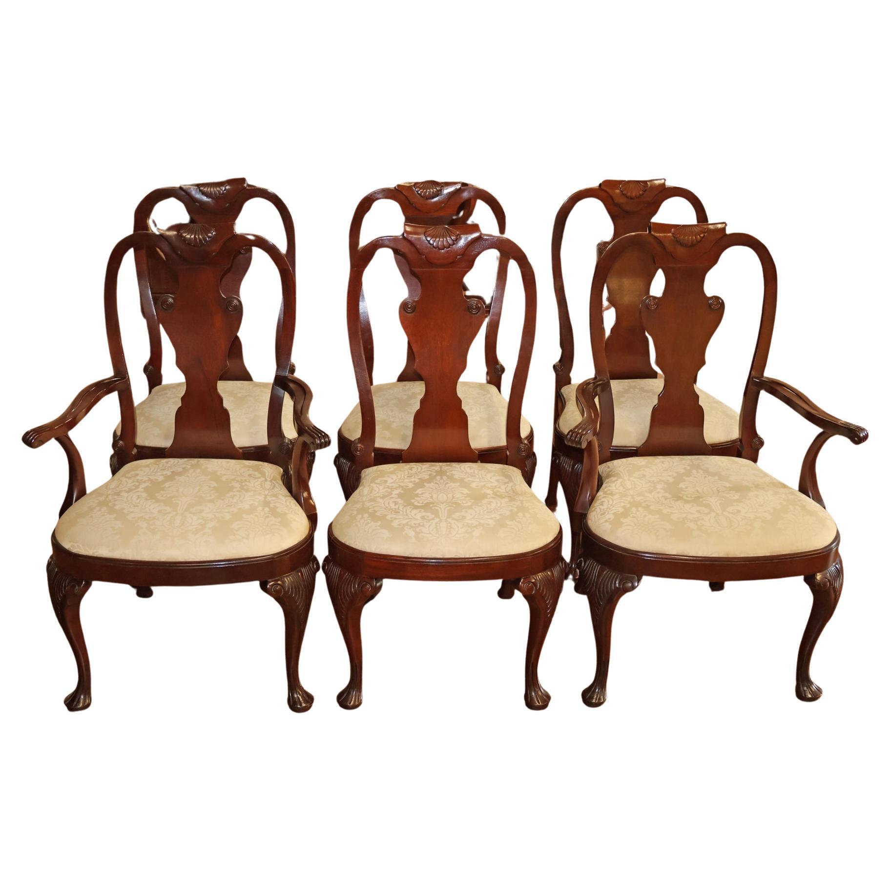 Ensemble de 6 chaises de salle à manger en acajou sculpté et en damas blanc de Baker Furniture Queen Anne en vente