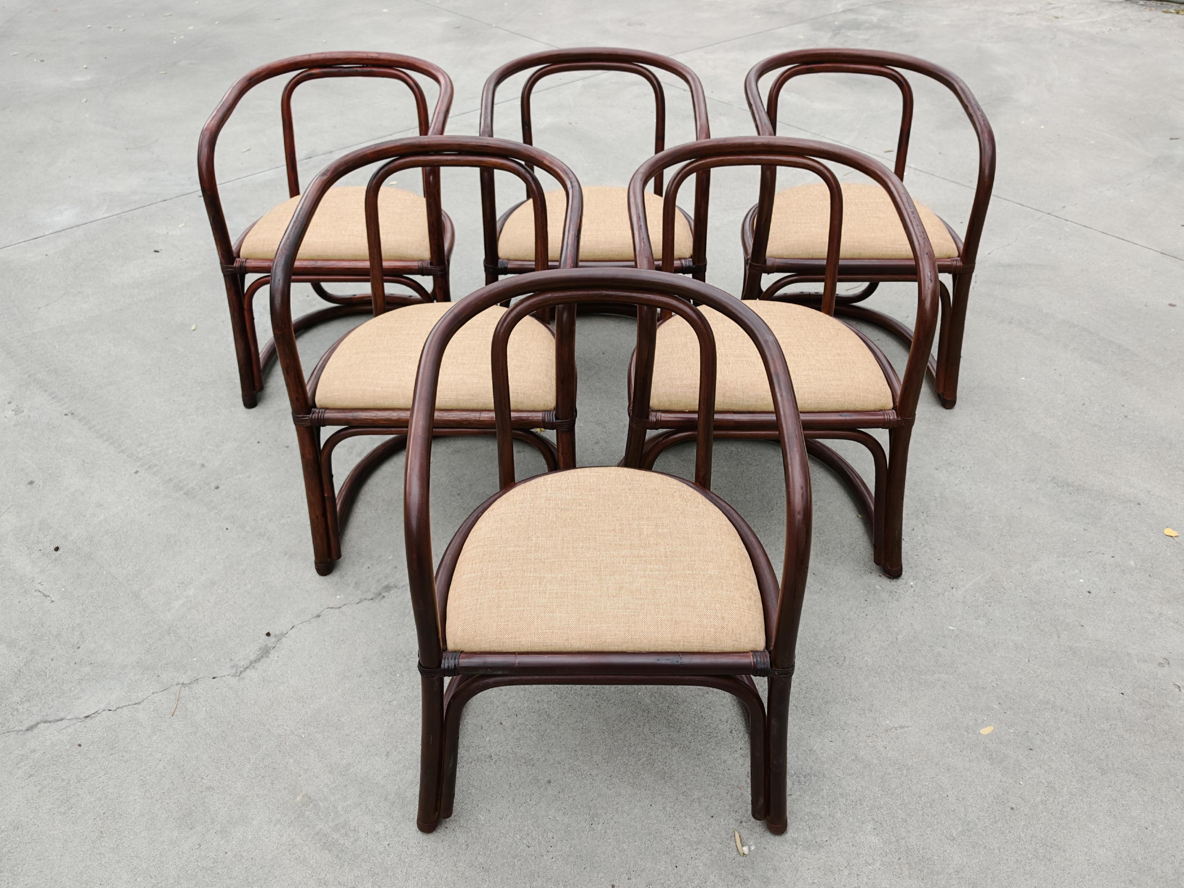 En este anuncio encontrarás un conjunto de 6 sillones Mid Century Modern. Los sillones tienen el tamaño perfecto para una mesa de comedor. Fueron diseñados al estilo de Bonacina. Fabricado en Italia en la década de 1970.

Las sillas han sido