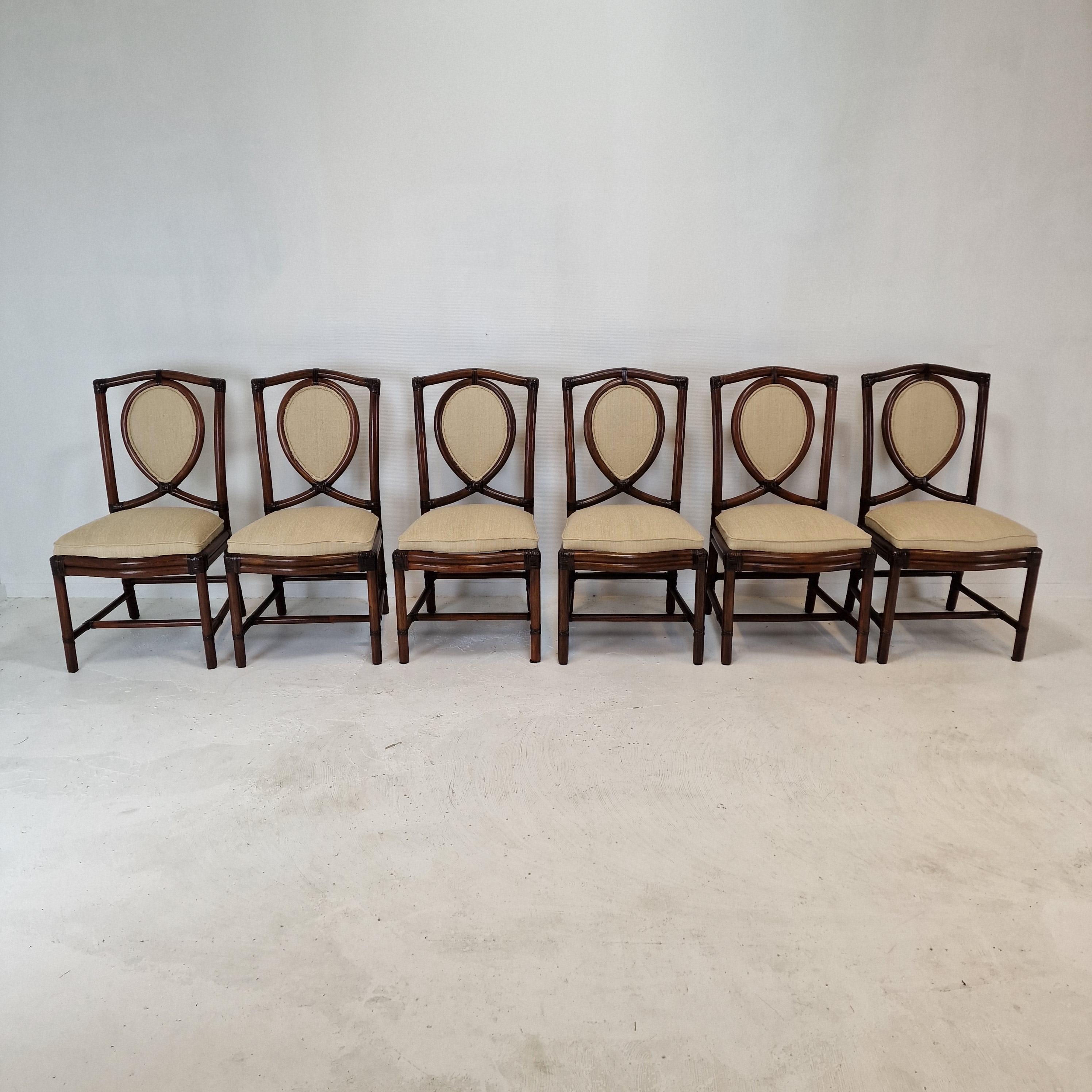 Sehr schöner Satz von 6 italienischen Esszimmerstühlen, hergestellt in den 70er Jahren von Gasparucci Italo.

Sie sind aus Bambus gefertigt.
Die Stühle sind in gutem Vintage-Zustand.

Wir arbeiten mit professionellen Packern und Spediteuren zusammen