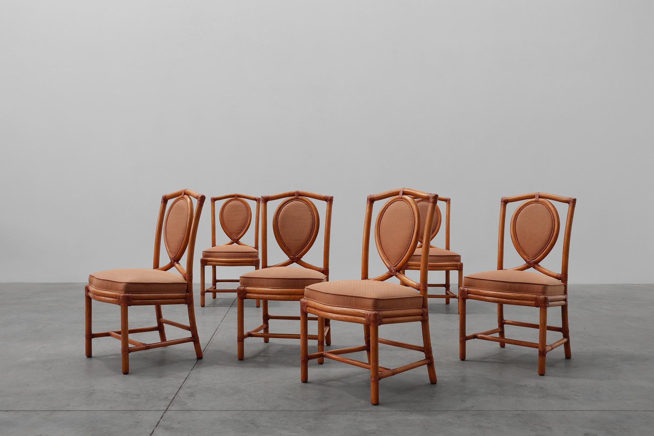 Italia / 1980 / 6 sedie da pranzo /  Fabrice / bambù, tessuto / Design italiano / Metà secolo

Bellissimo set di sei sedie per sala da pranzo con struttura in bambù e schienale a medaglione nello stile di McGuire. Questo set da pranzo costiero è