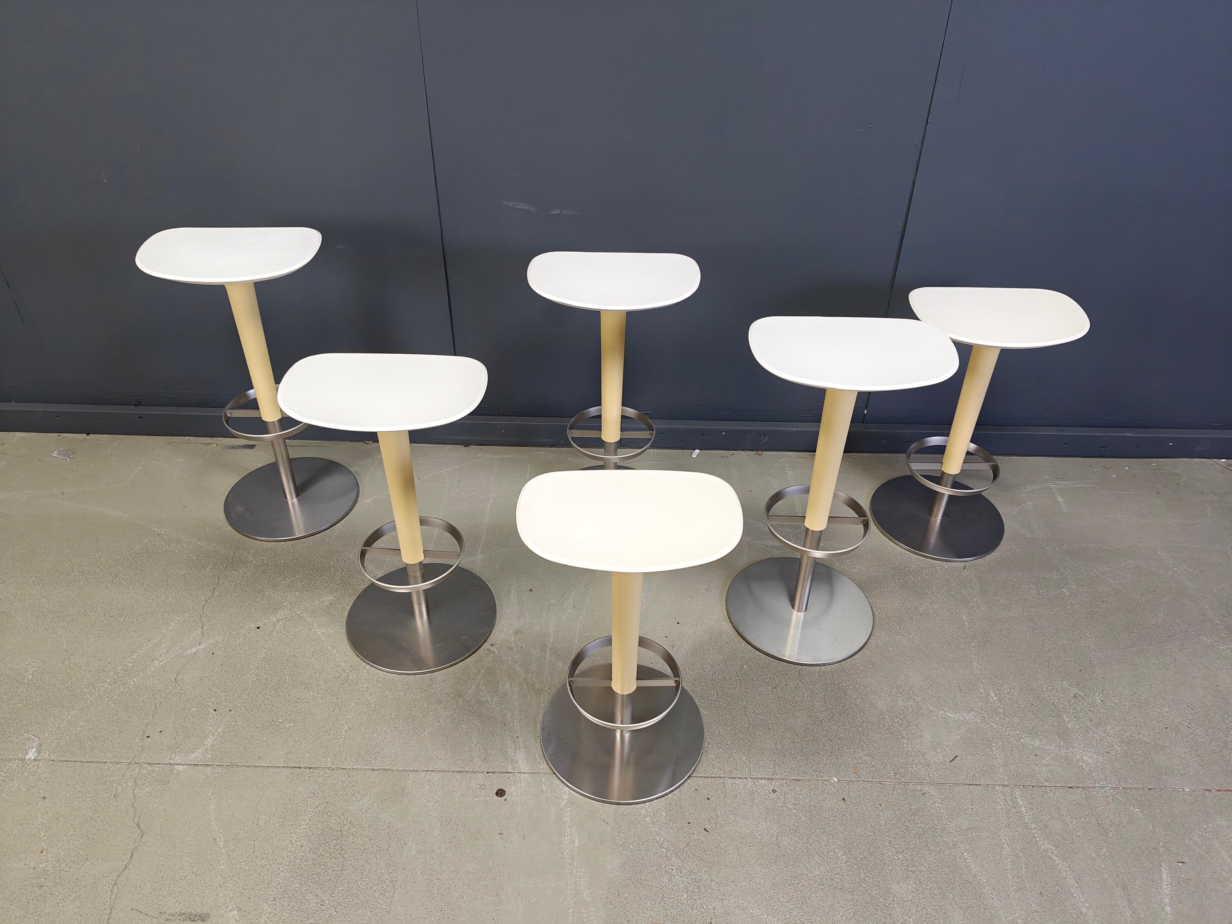 White and cream Post modern bar stools by arper with an aluminum base and foot rest.

Beautiful timeless design.

1990s - Italy

Very good condition

Dimensions: 
Height: 71cm/27.95