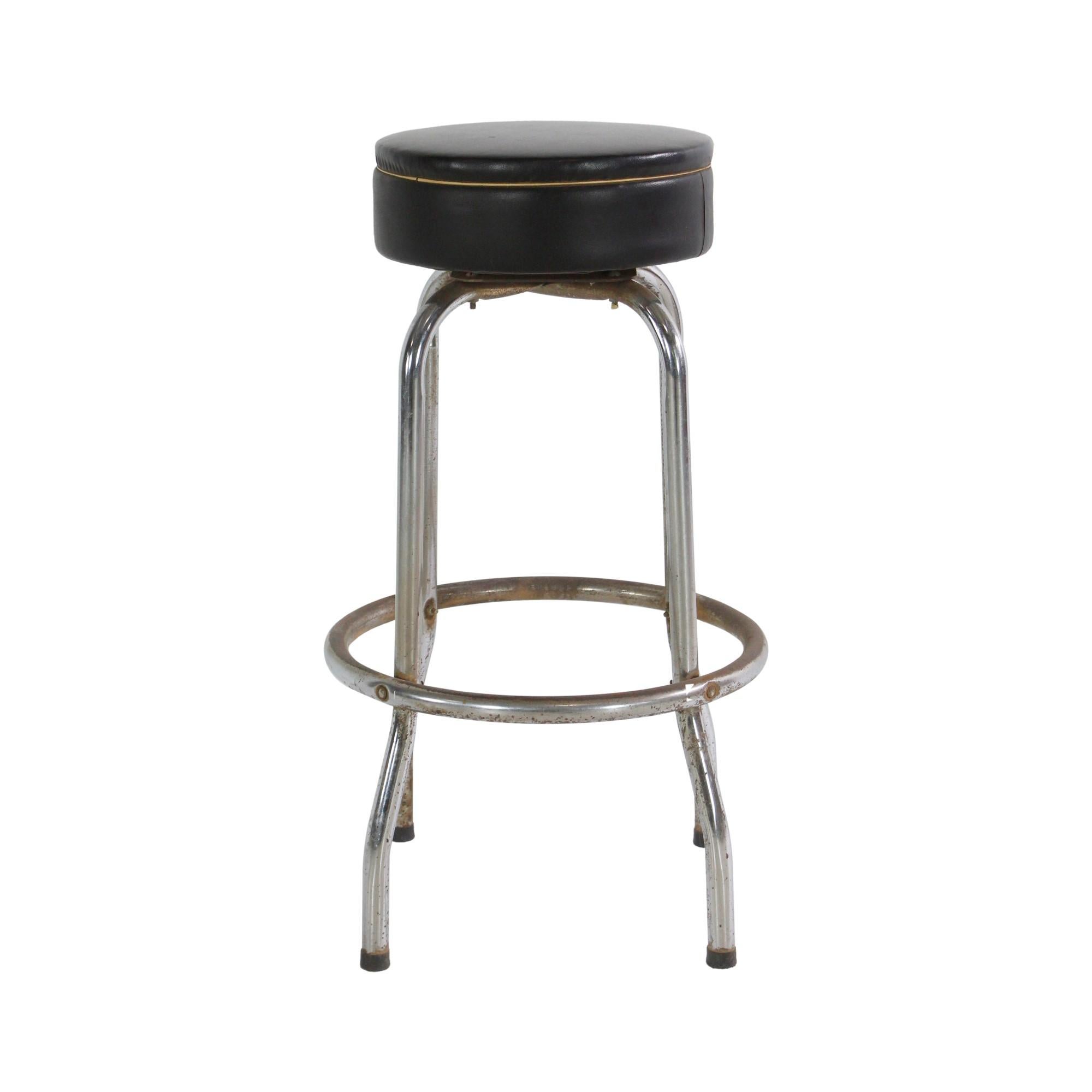Set 6 Bar Stools Black Vinyl Chrome Diner Style Matching In Good Condition In New York, NY
