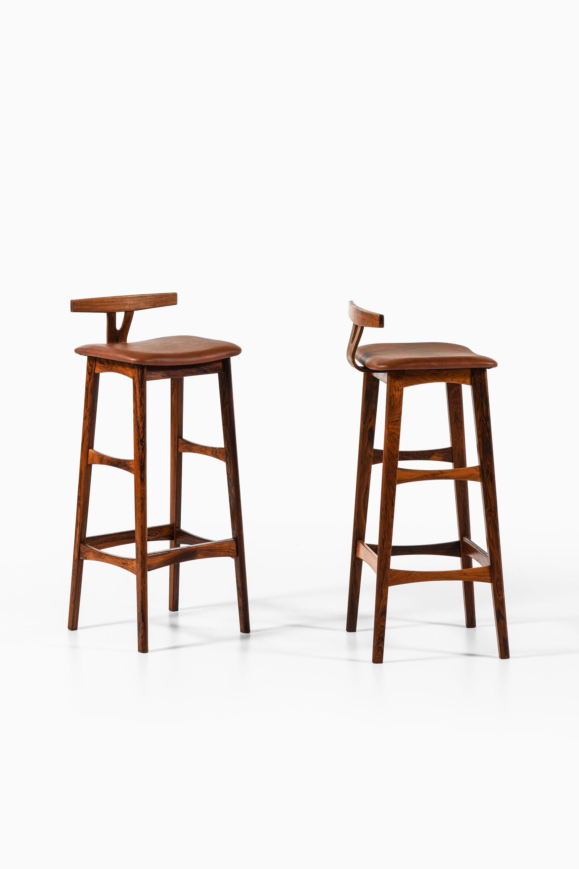 Ensemble de 6 tabourets de bar en palissandre et cuir par Knud Bent, années 1960

Informations supplémentaires :
MATERIAL : Bois de rose et cuir
Style : Milieu du siècle, Scandinavie
Produit par Dyrlund au Danemark
Dimensions (L x P x H) : 37 x 36 x
