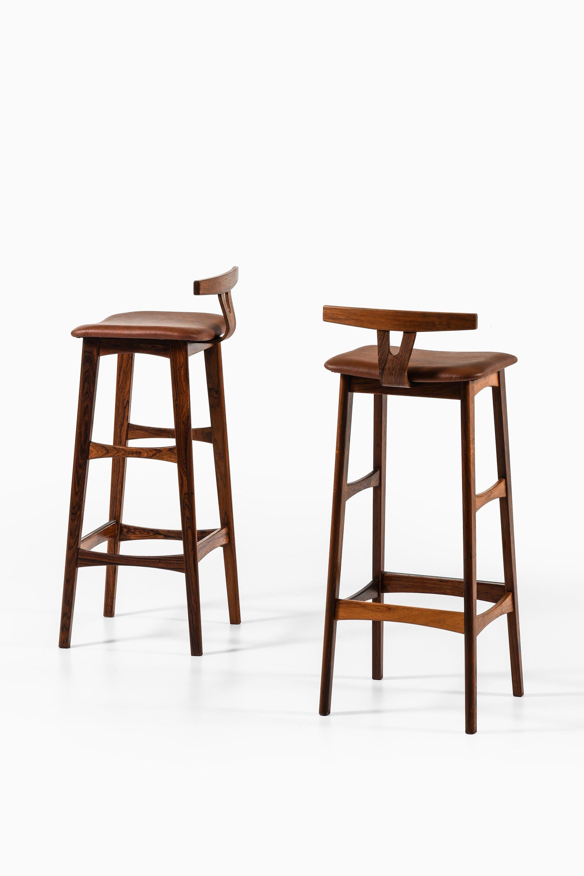 Mid-Century Modern Ensemble de 6 tabourets de bar en palissandre et cuir par Knud Bent, années 1960 en vente