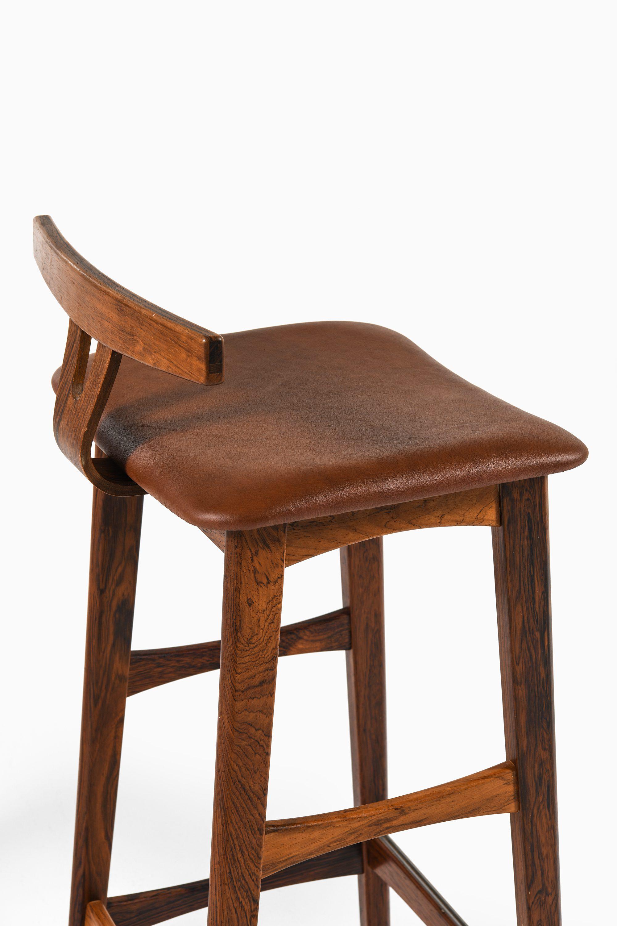 Danois Ensemble de 6 tabourets de bar en palissandre et cuir par Knud Bent, années 1960 en vente