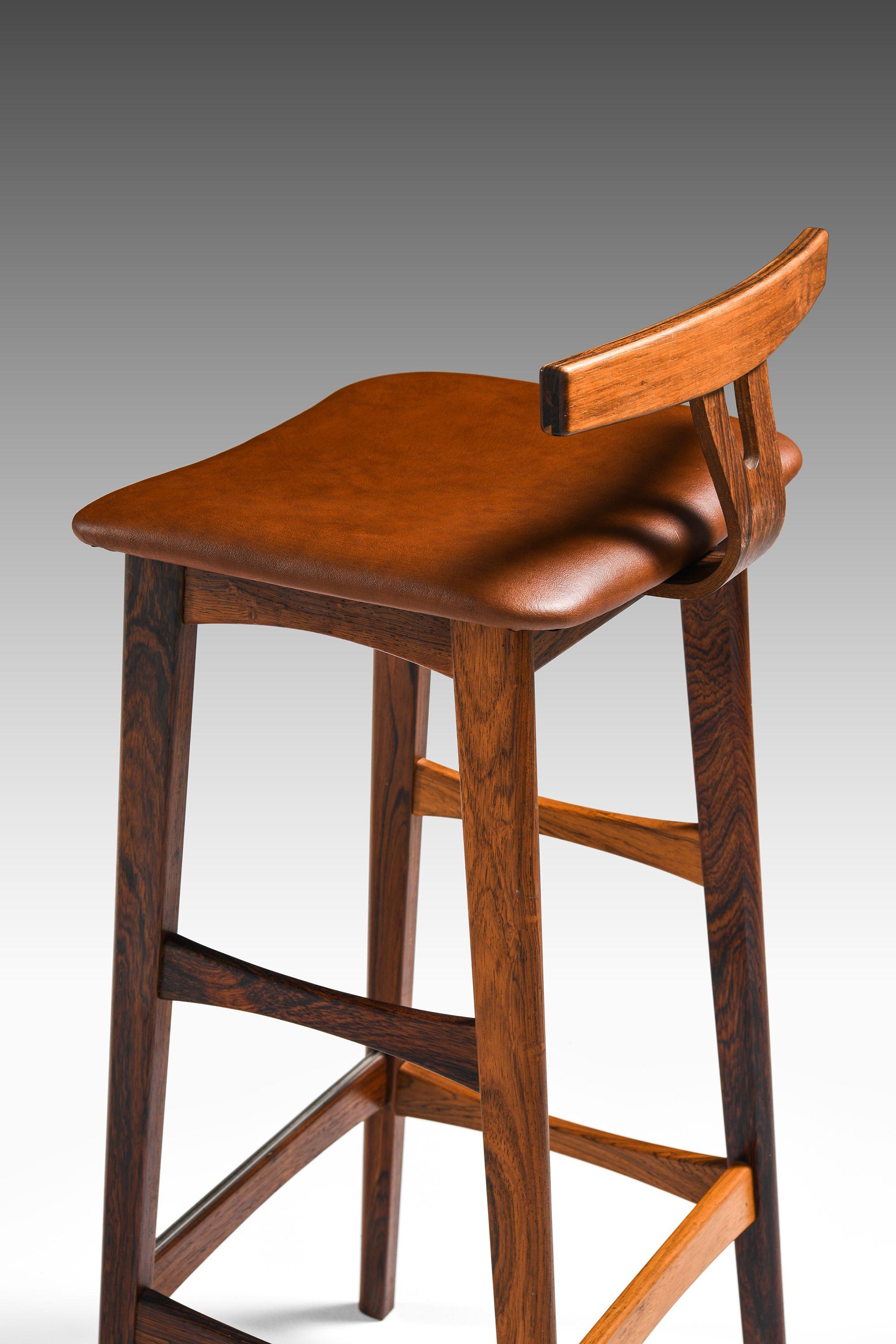 Ensemble de 6 tabourets de bar en palissandre et cuir par Knud Bent, années 1960 Bon état - En vente à Limhamn, Skåne län