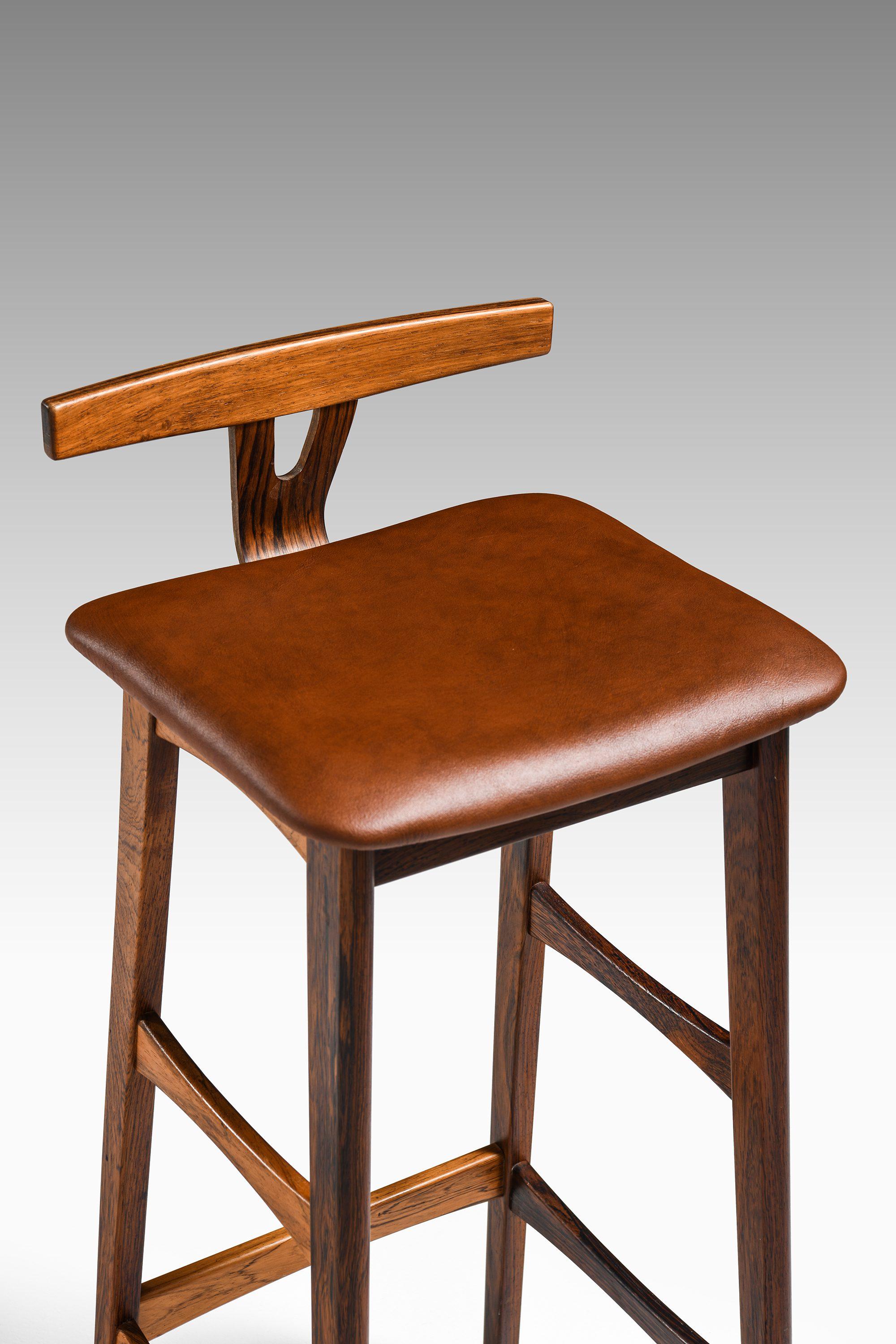 20ième siècle Ensemble de 6 tabourets de bar en palissandre et cuir par Knud Bent, années 1960 en vente