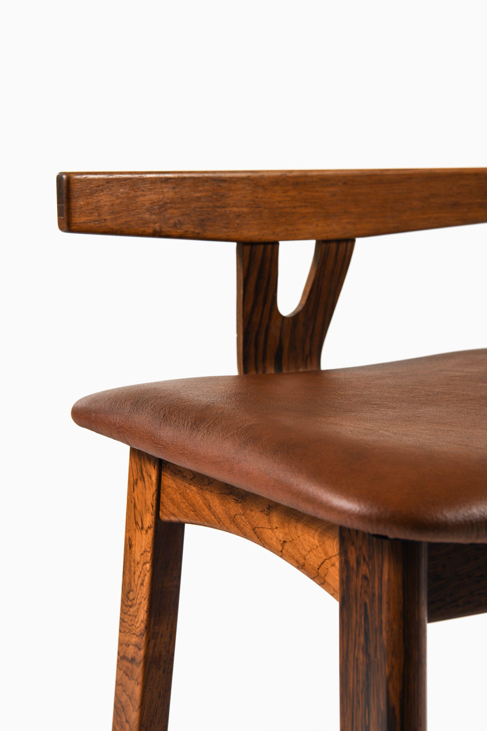 Bois de rose Ensemble de 6 tabourets de bar en palissandre et cuir par Knud Bent, années 1960 en vente