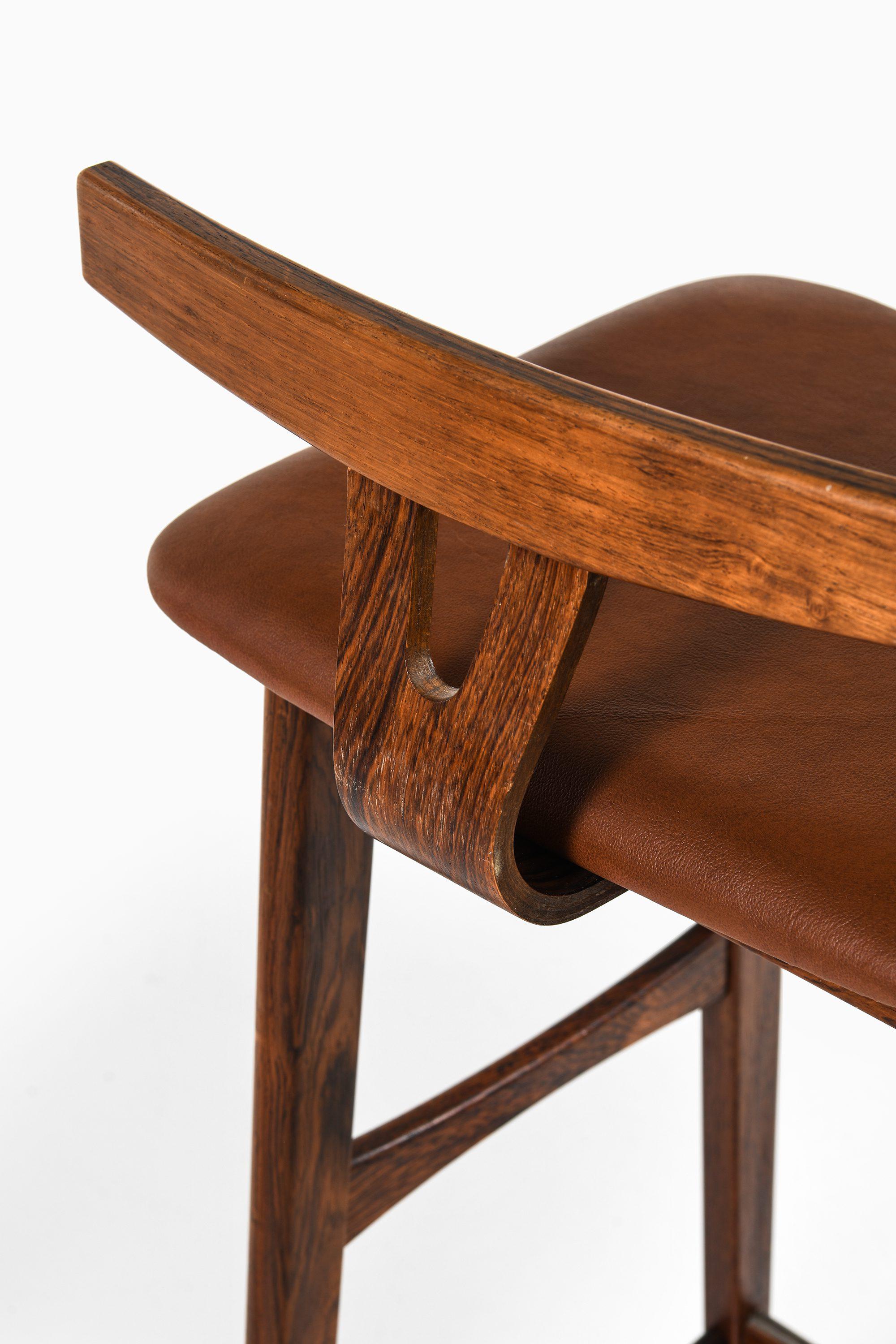 Ensemble de 6 tabourets de bar en palissandre et cuir par Knud Bent, années 1960 en vente 1