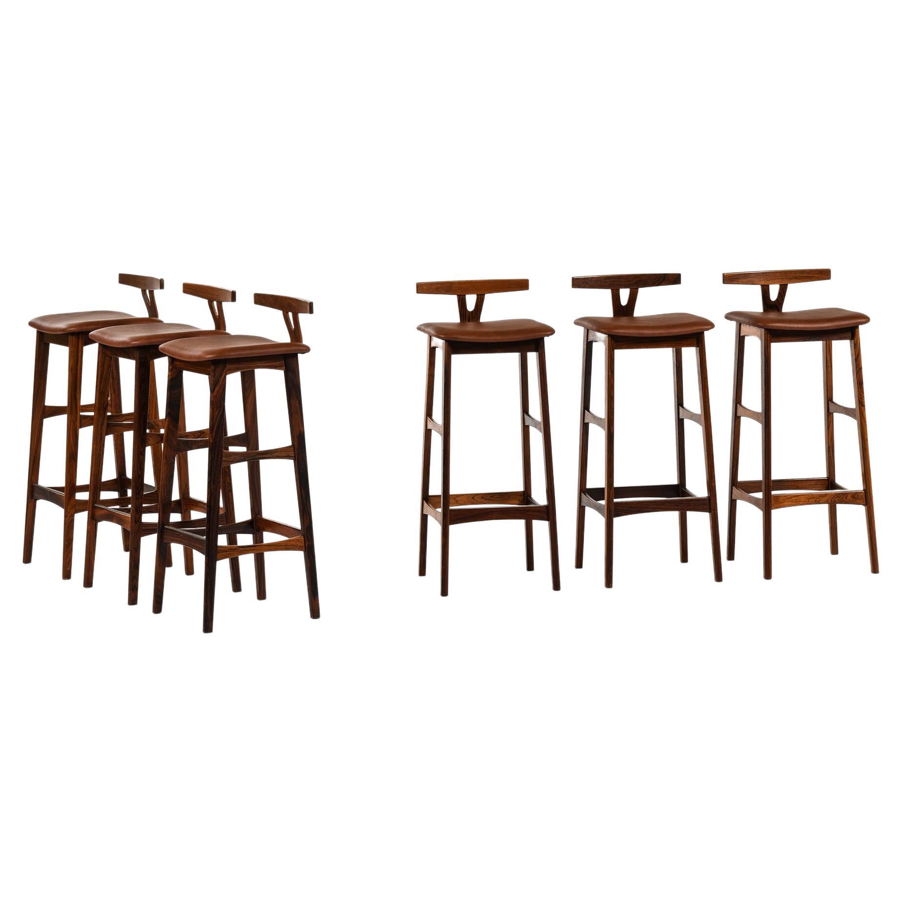 Ensemble de 6 tabourets de bar en palissandre et cuir par Knud Bent, années 1960
