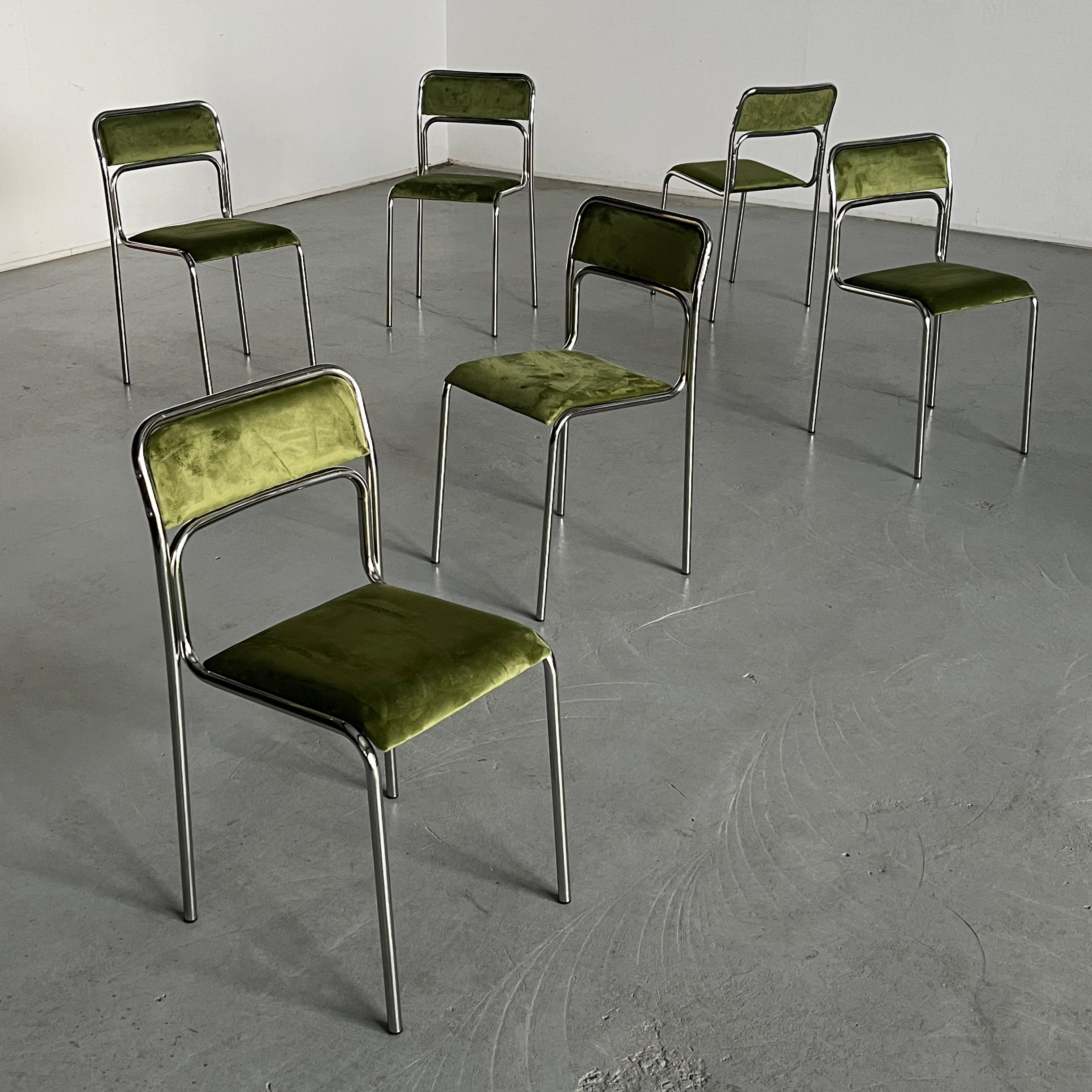 Stapelbare Ess- oder Wohnzimmerstühle im italienischen Modernismus und Bauhaus-Design aus Chromrohr und grünem Samt.u2028u2028Italienisches Design, 1980er Jahre.u2028

Neu gepolstert mit grünem Samtstoff.u2028u2028
In sehr gutem Vintage-Zustand mit