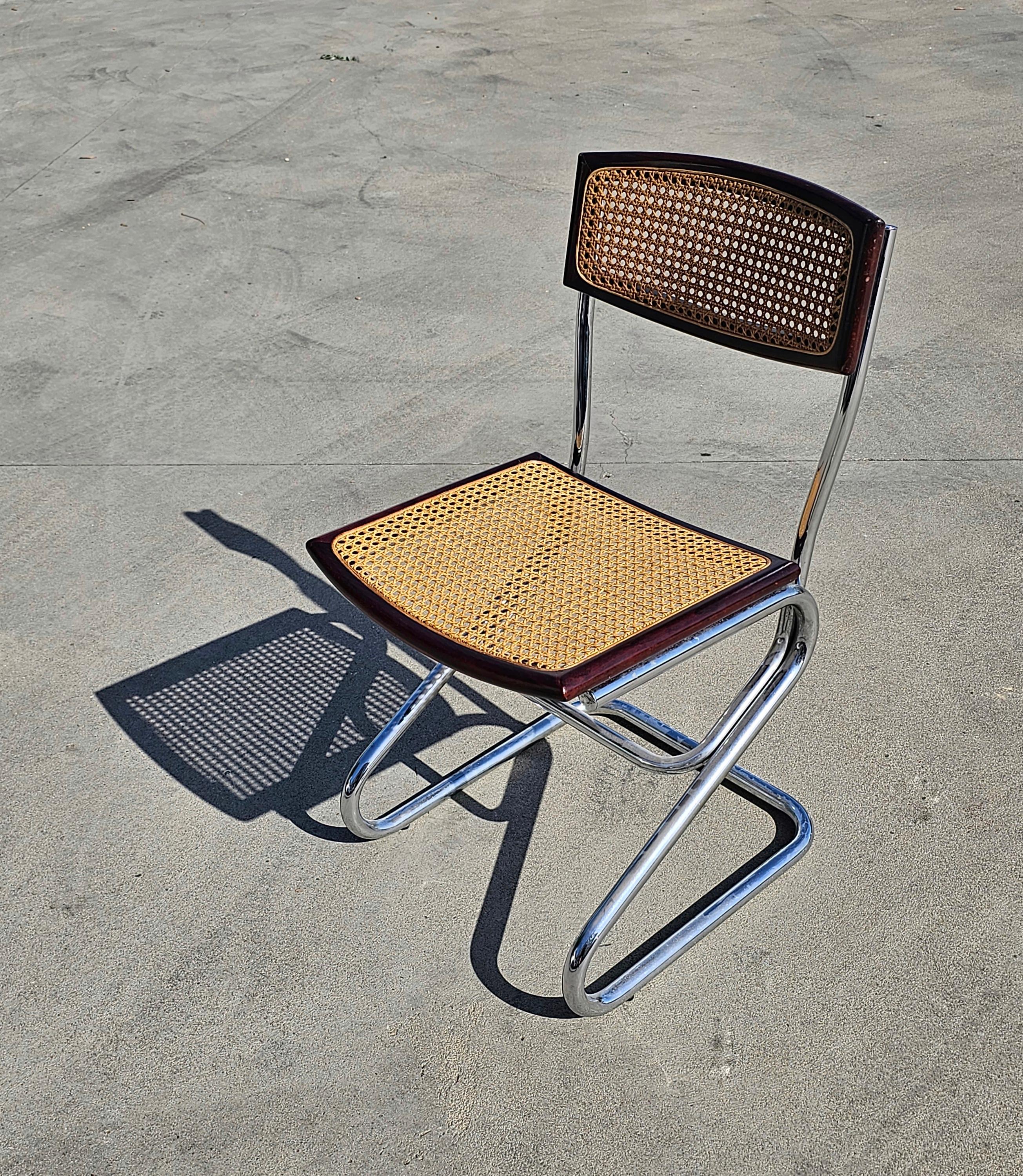 italien 1 des 2 chaises de salle à manger tubulaires de style Bauhaus avec sièges en rotin, Italie, années 1970 en vente